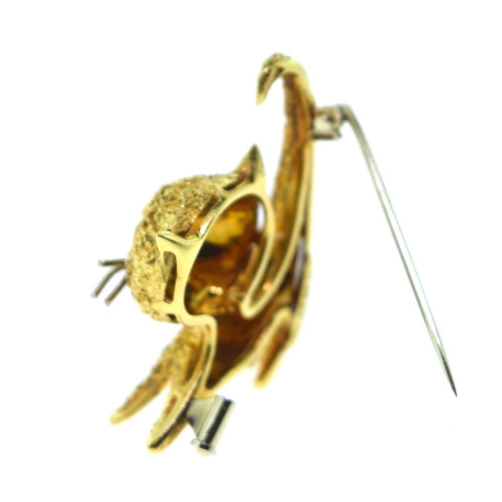 Cat Brooch in 18k Yellow Gold with Emerald Eyes In Good Condition In Miami, FL