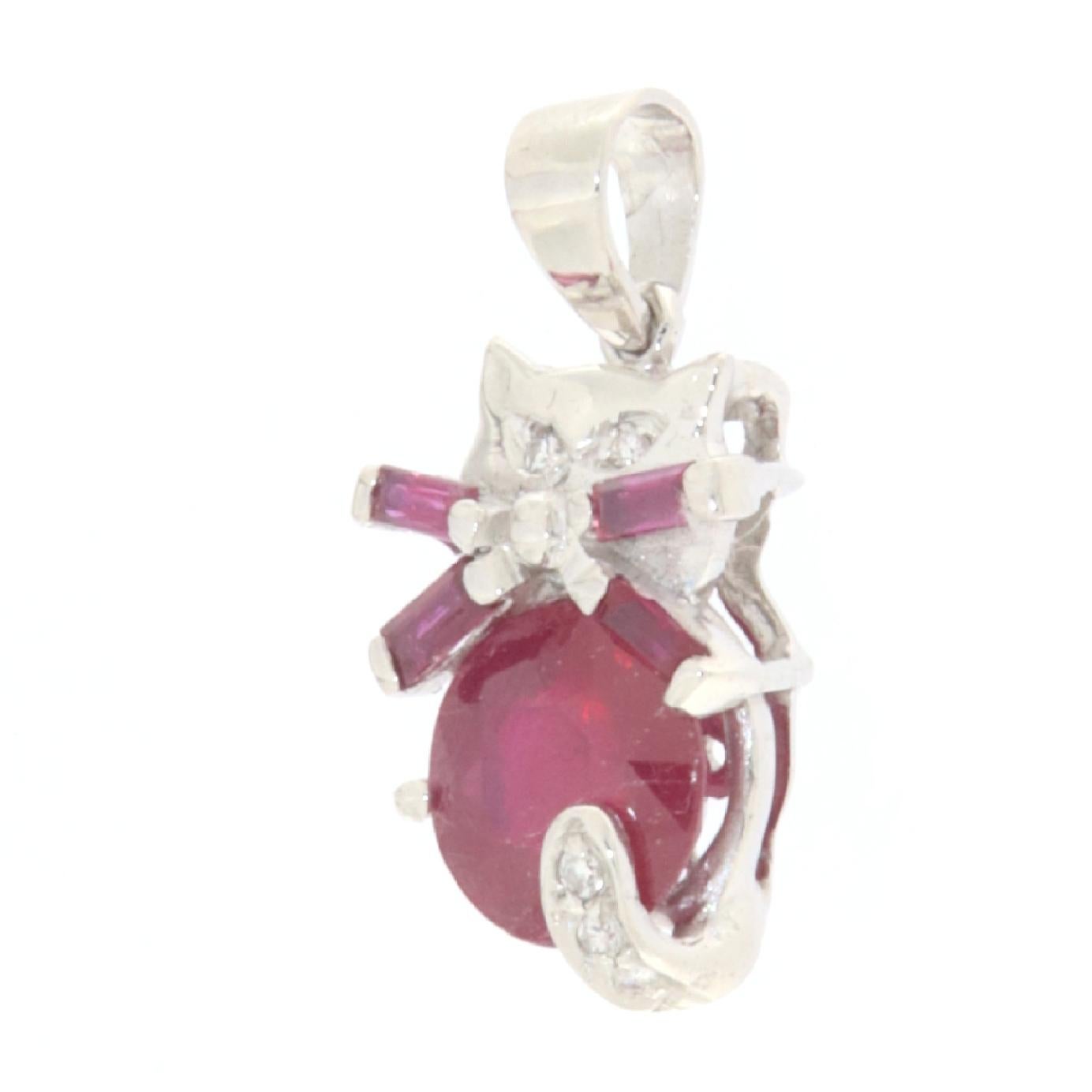 Este exclusivo colgante con forma de gato en oro blanco de 18 quilates es una obra maestra de elegancia y originalidad, diseñada para quienes adoran combinar su pasión por las joyas refinadas con el afecto por estos graciosos animales. En el corazón