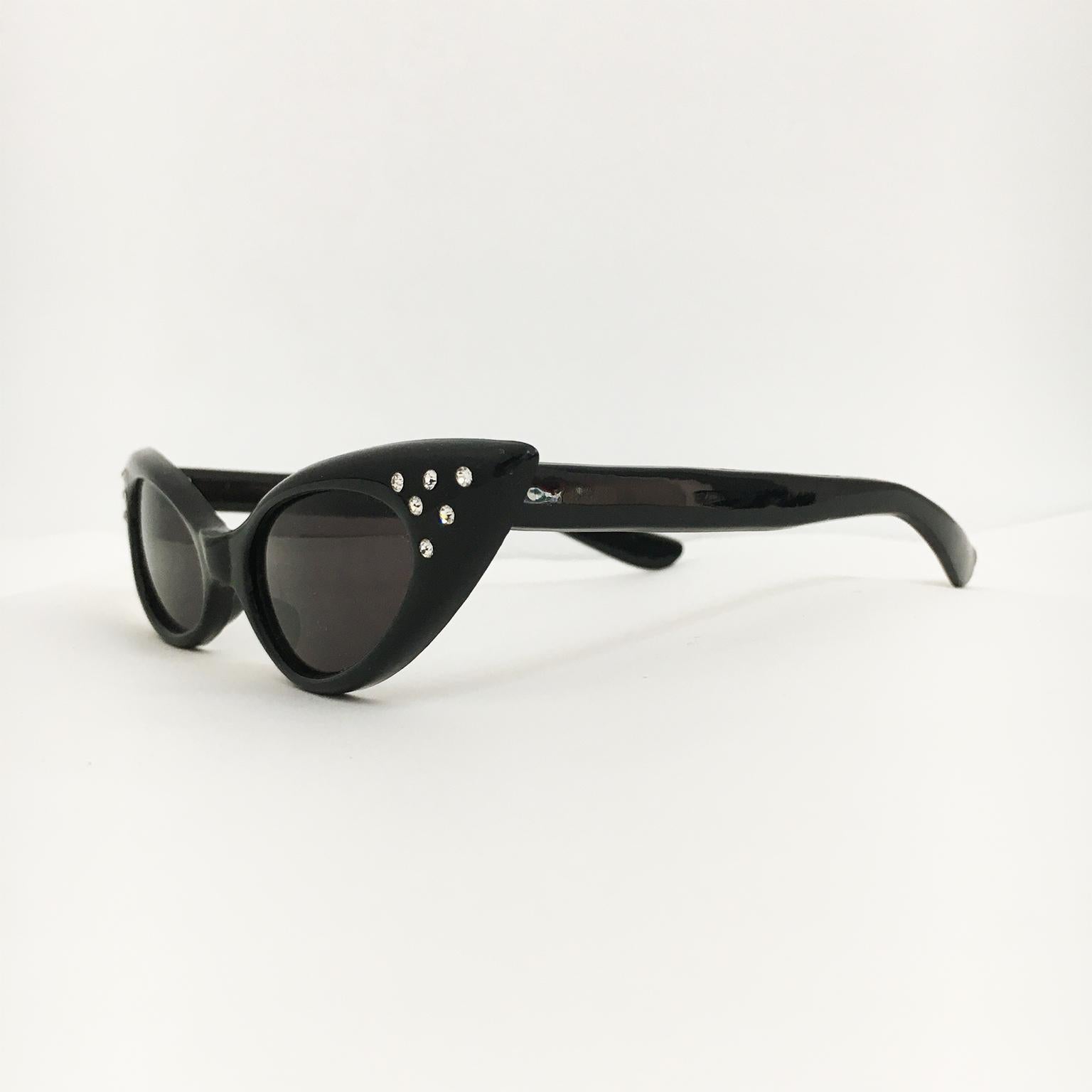 Vintage Cat Eye Sonnenbrille, mit Strasssteinen verziert. Schöne Form. Designer unbekannt.
Guter Vintage-Zustand.