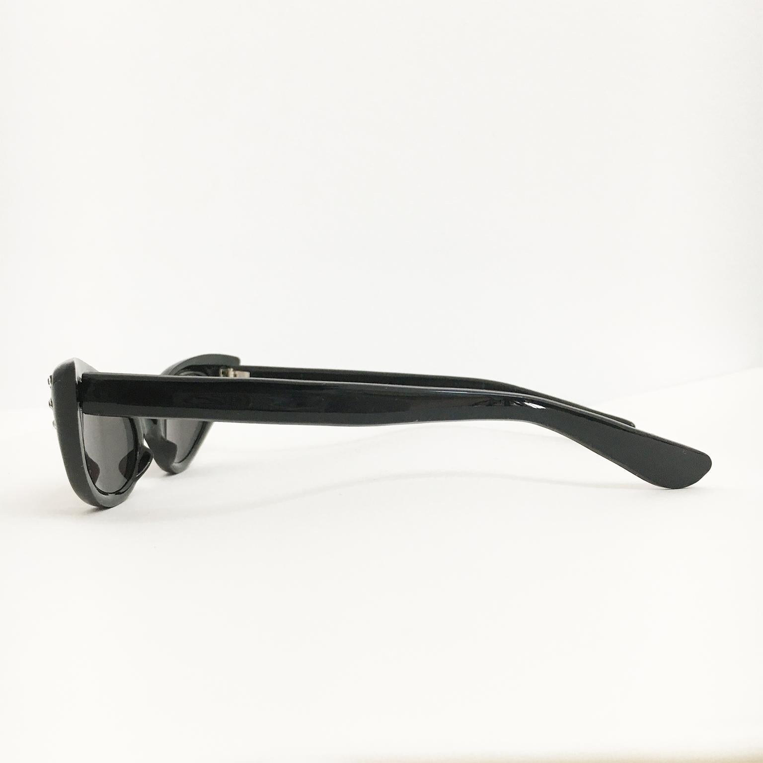 Schwarze Katzenauge-Sonnenbrille mit Strass Vintage 1950er Jahre Damen im Angebot
