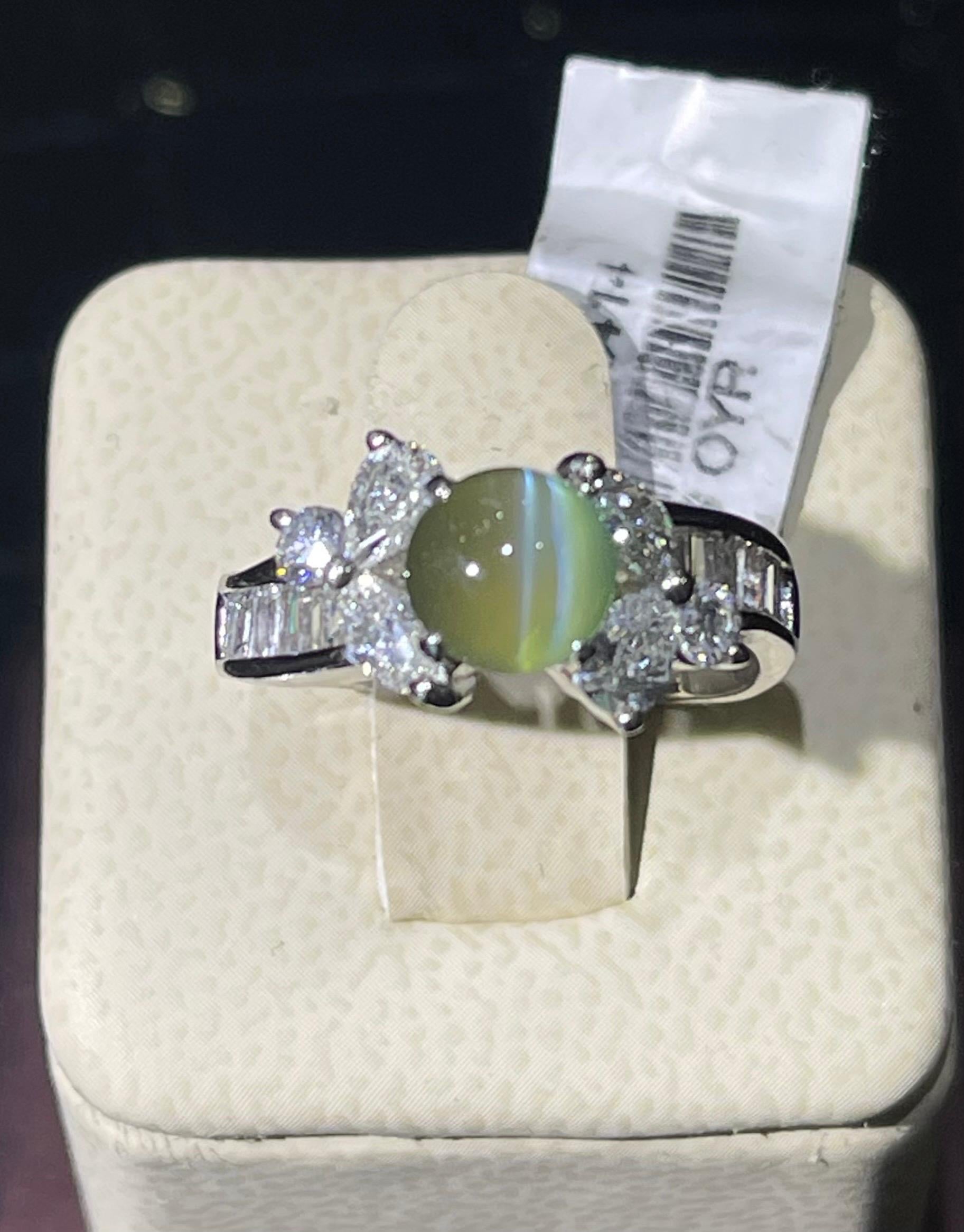 Unique Cat Eye (chrysoberyl) & Diamond Ring In Platinum.

1.24 carats total weight in diamonds,

1.62 carats in Cats Eye

Size 5.5