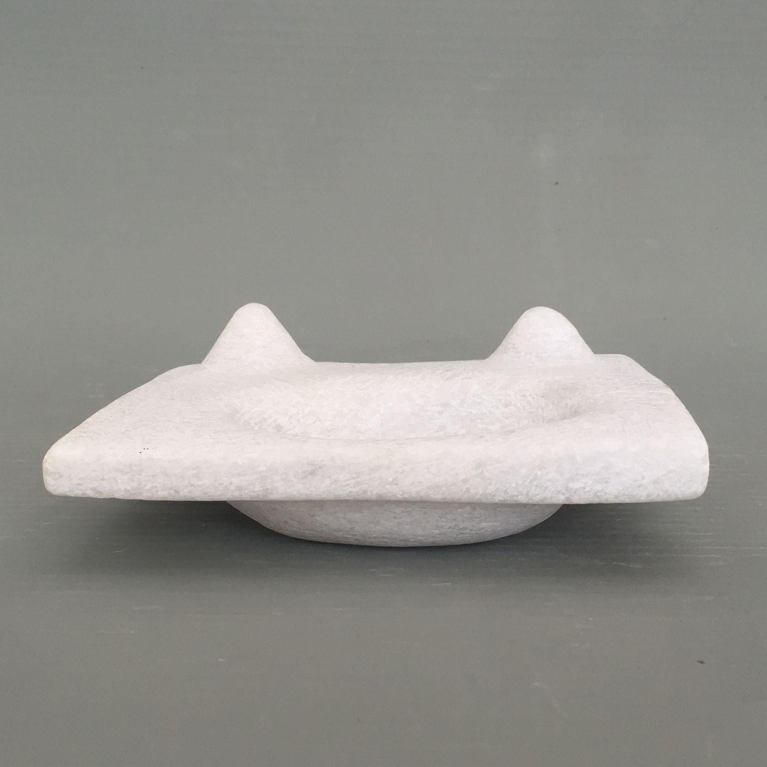 Cat Face Hand Carved Marble Sculpture by Tom Von Kaenel In New Condition For Sale In Geneve, CH