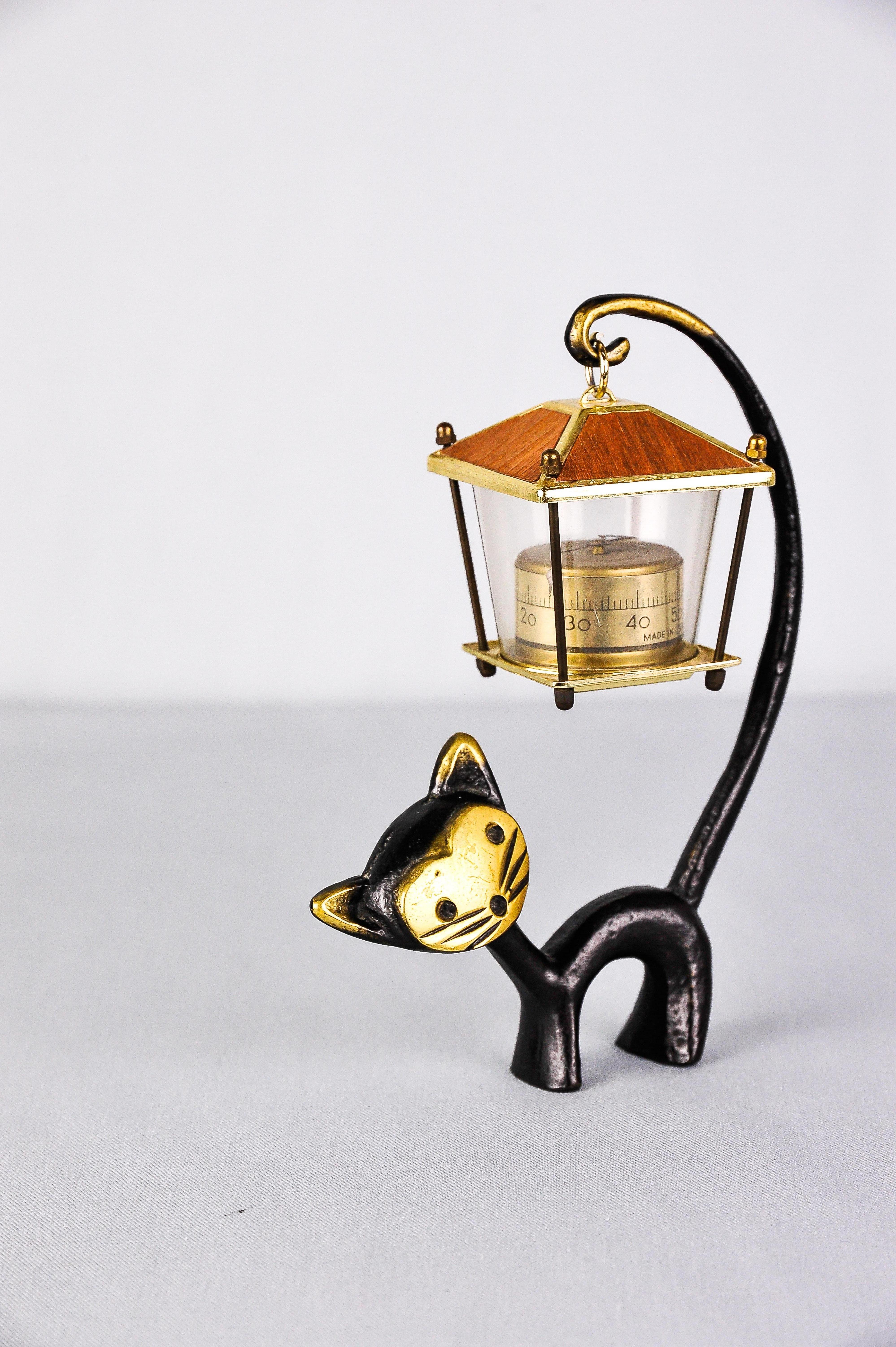 Un très charmant thermomètre de bureau autrichien, composé d'une jolie figurine de chat et d'un thermomètre en forme de lanterne. Un dessin très humoristique de Walter Bosse, exécuté par Hertha Baller Austria dans les années 1950. En laiton, en bon