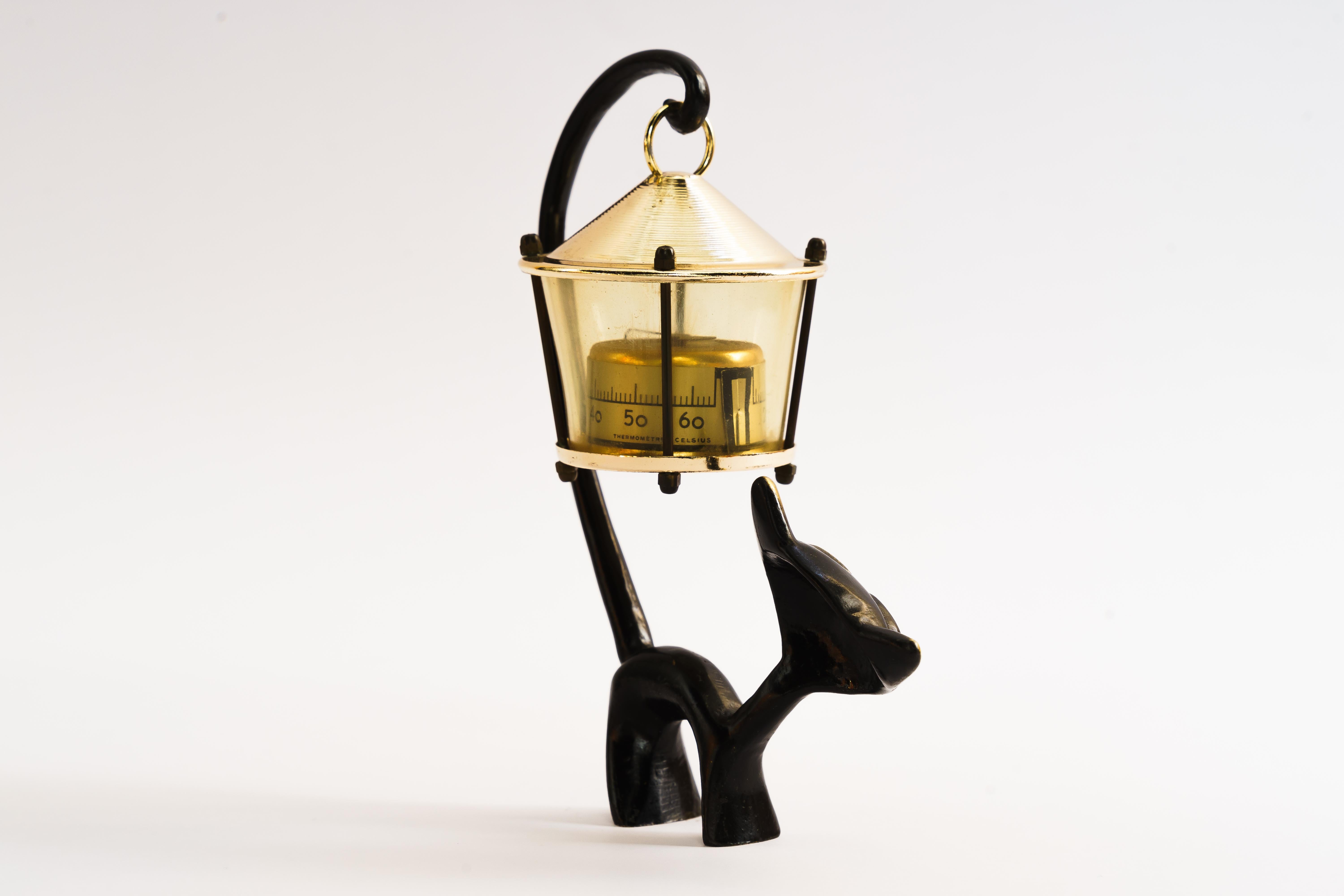 Mid-Century Modern Figurine de chat tenant un thermomètre par Walter Bosse en vente