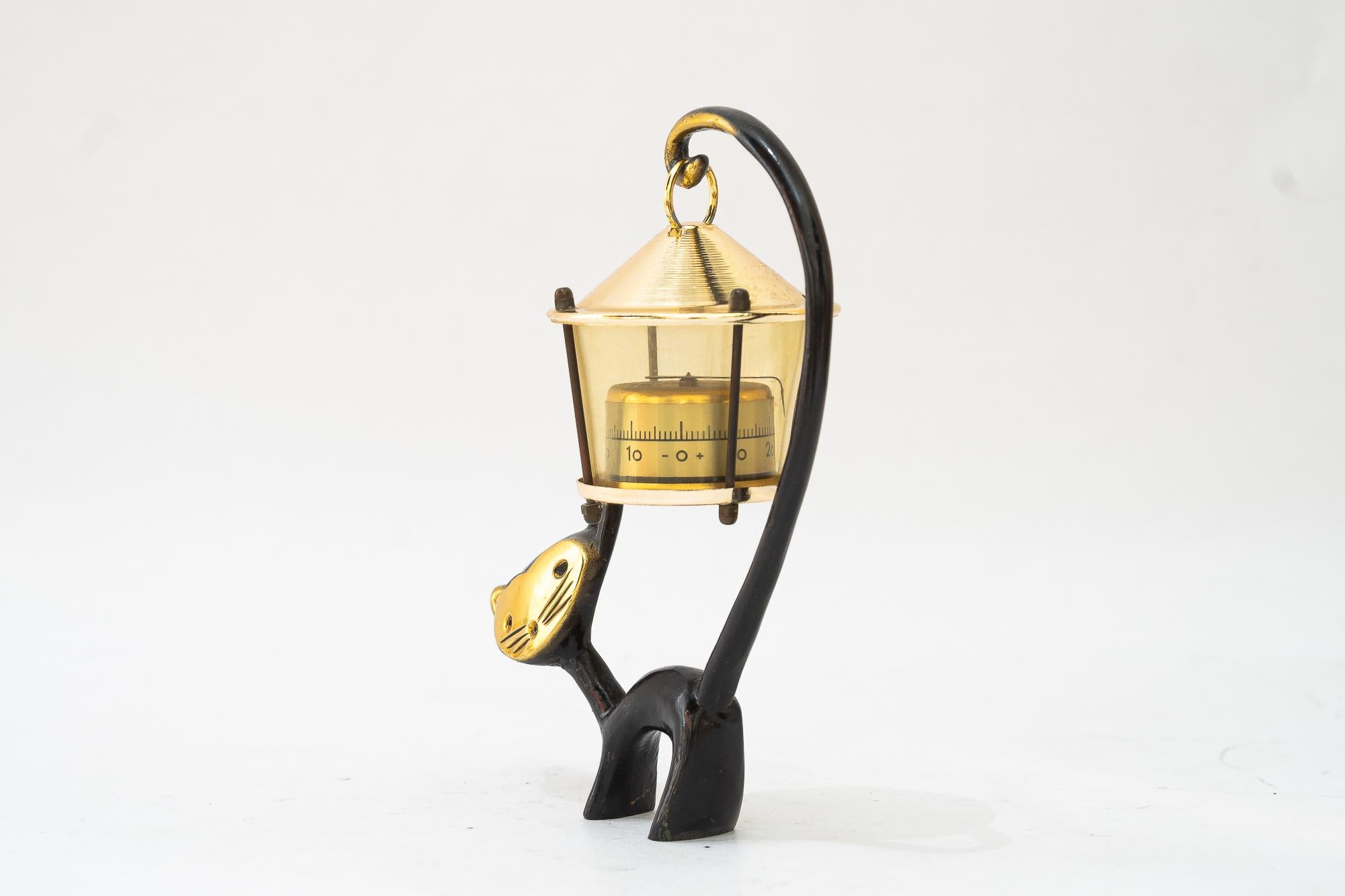 Mid-Century Modern Figurine de chat tenant un thermomètre par Walter Bosse en vente