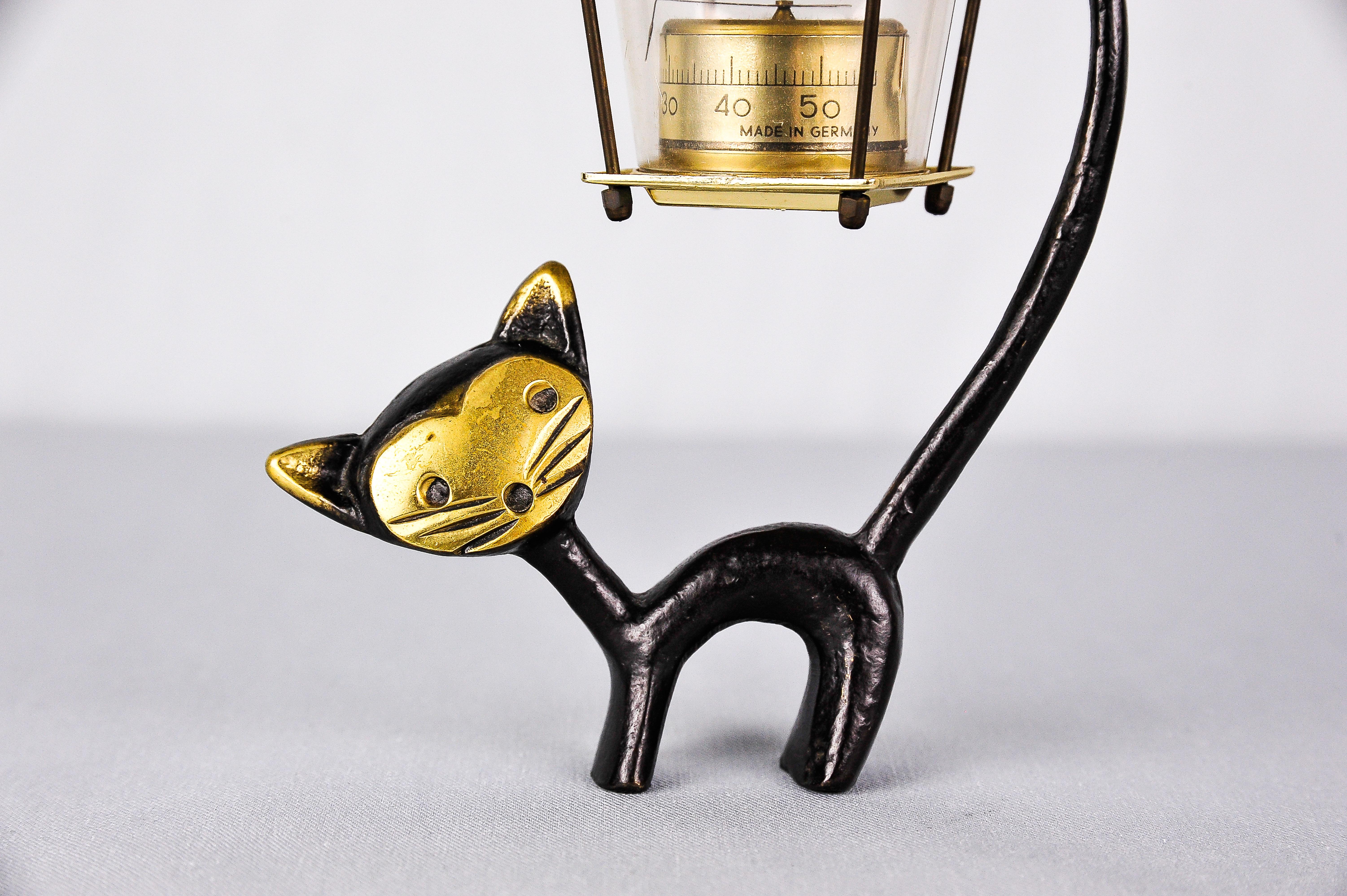Autrichien Figurine de chat tenant un thermomètre par Walter Bosse en vente