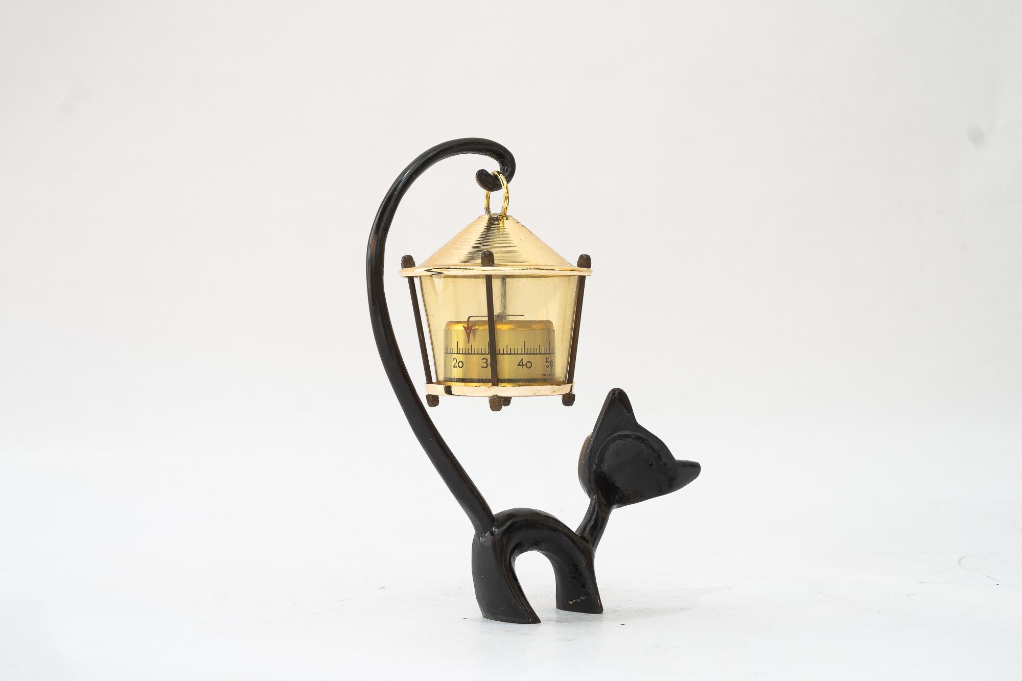 Autrichien Figurine de chat tenant un thermomètre par Walter Bosse en vente