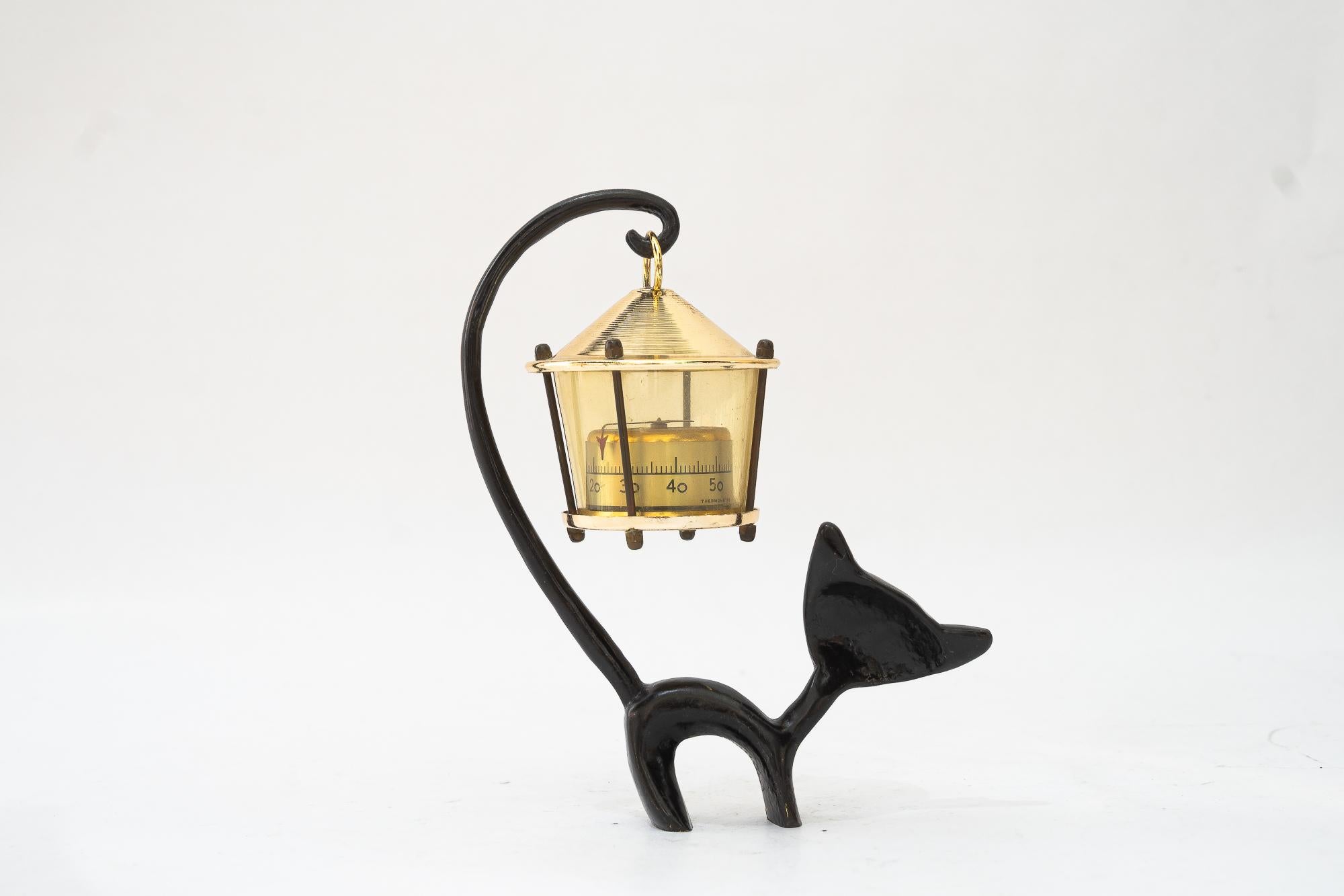 Noirci Figurine de chat tenant un thermomètre par Walter Bosse en vente