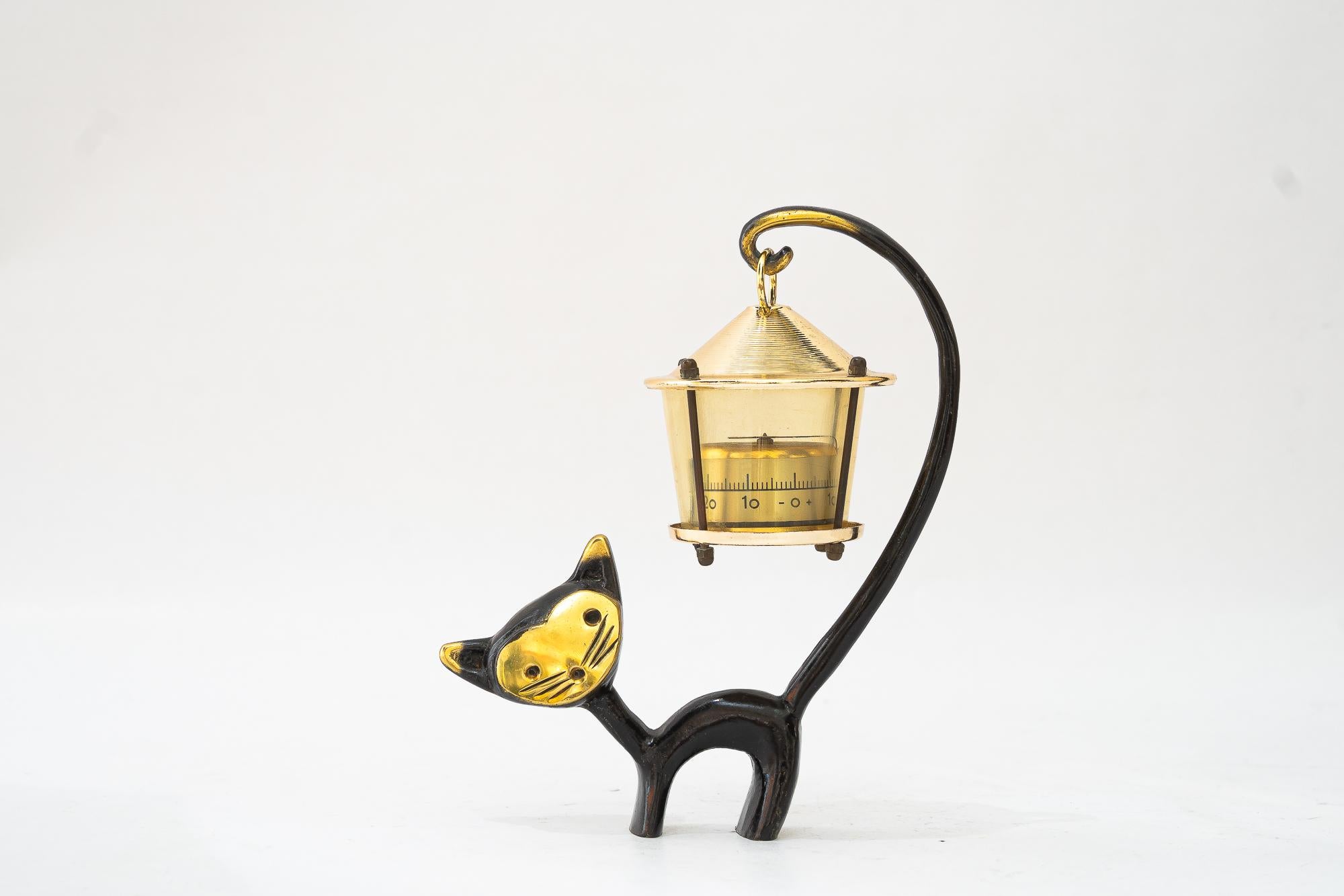 Figurine de chat tenant un thermomètre par Walter Bosse Bon état - En vente à Wien, AT