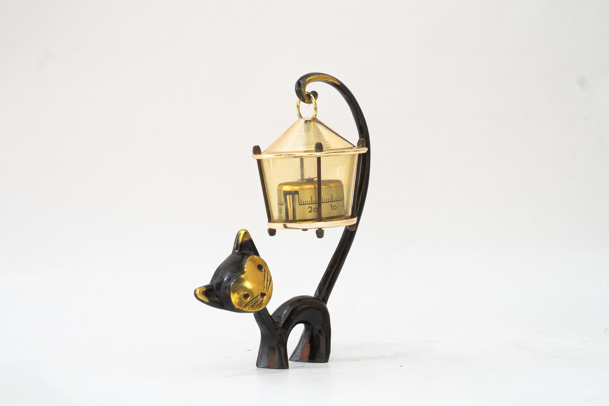 Milieu du XXe siècle Figurine de chat tenant un thermomètre par Walter Bosse en vente