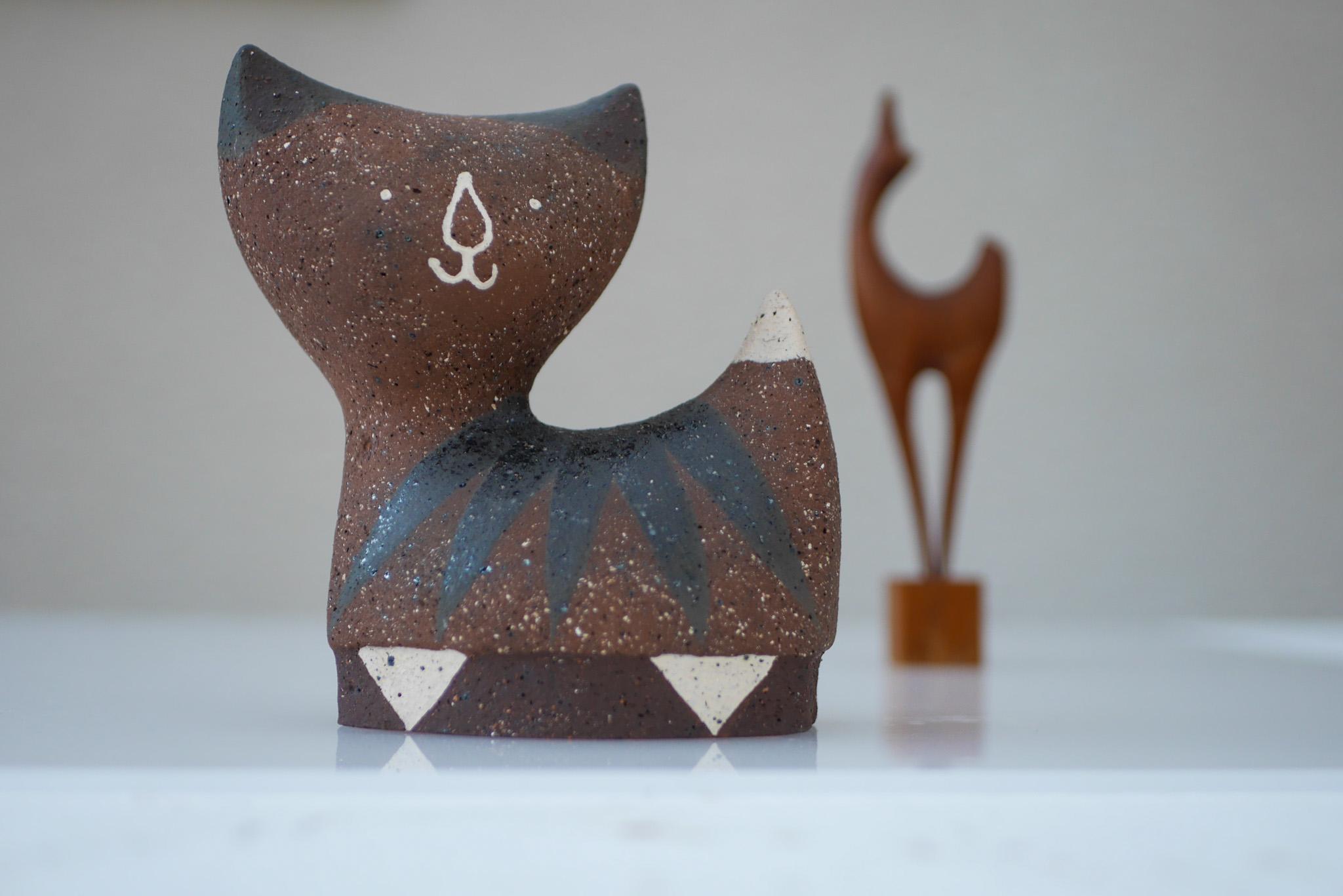 A vintage ceramic/stoneware figurine/ sculpture depicting a cat made by the talented Thomas Hellström for Nittsjö Sweden. This is one of Hellströms' famous animals. This adorable cat was produced in 1962 and quickly became one of his most
