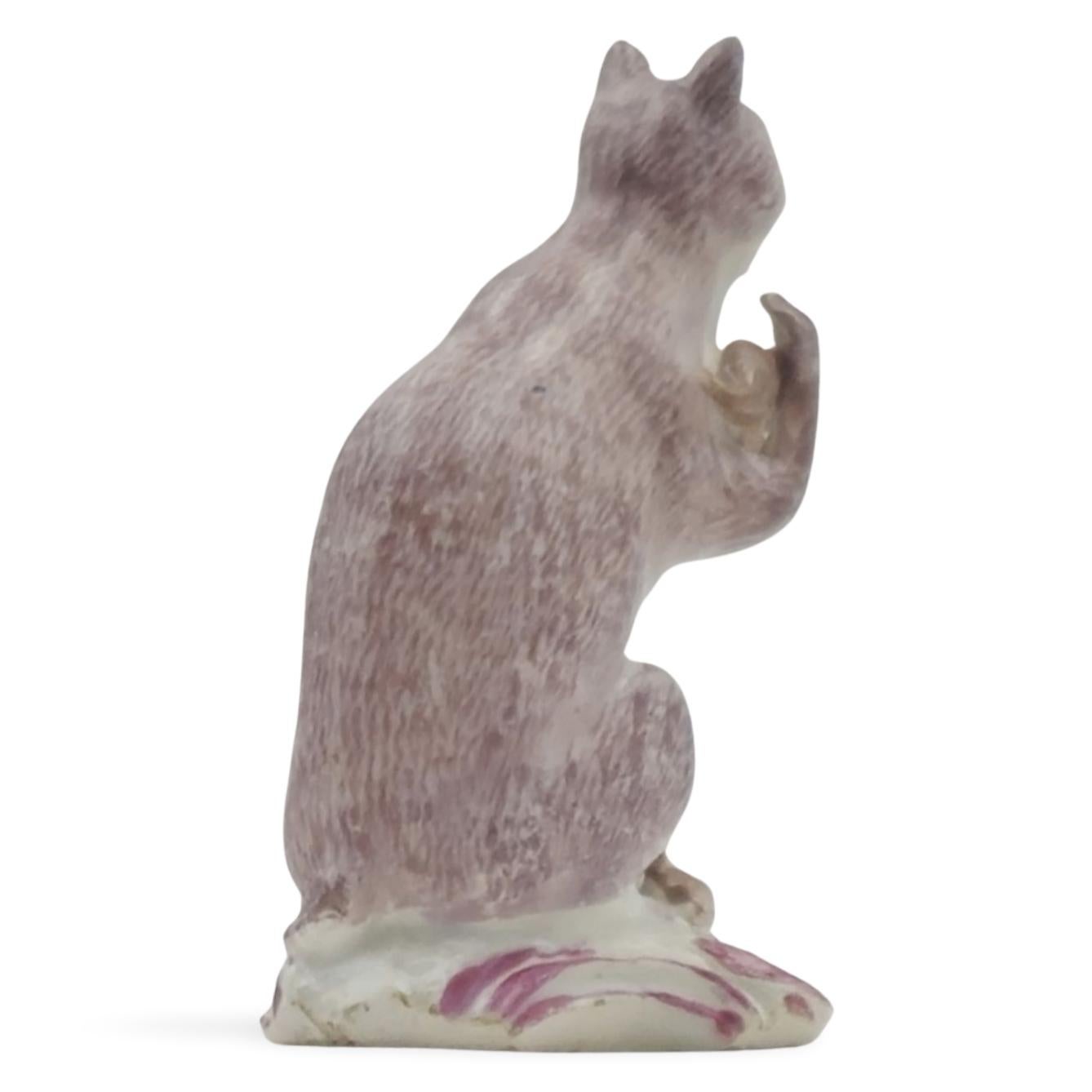Gatto che tiene in mano un topo, Fabbrica di porcellana Bow, 1760 ca. in vendita 2