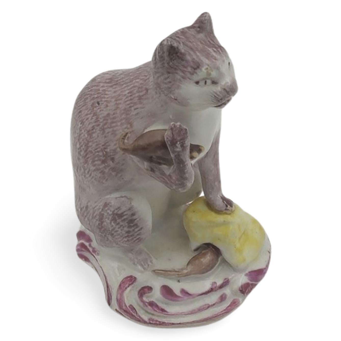 Un gatto accattivante, che tiene un topo nella zampa, mentre un secondo topo scappa in un formaggio.

Questi piccoli 