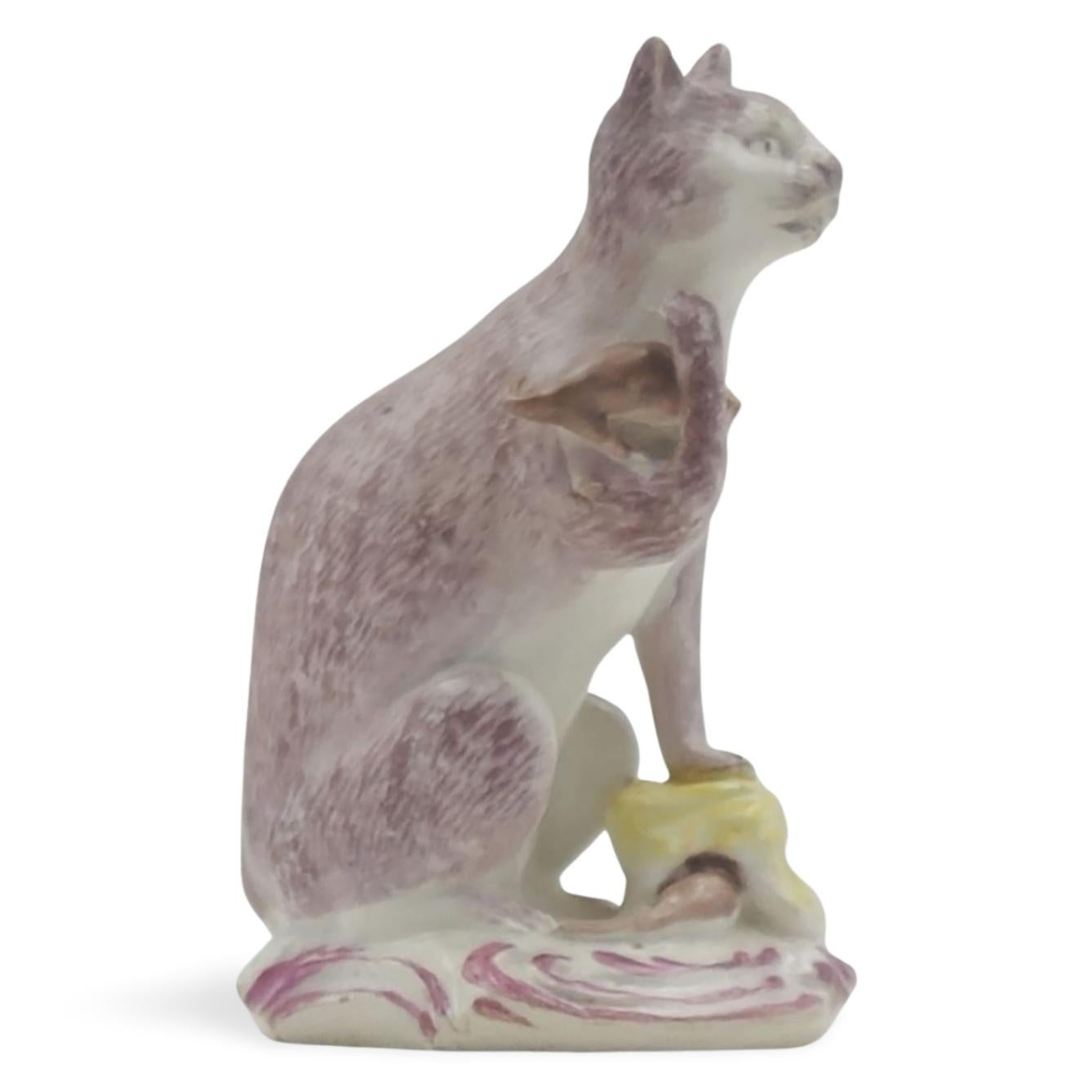 Neoclassico Gatto che tiene in mano un topo, Fabbrica di porcellana Bow, 1760 ca. in vendita