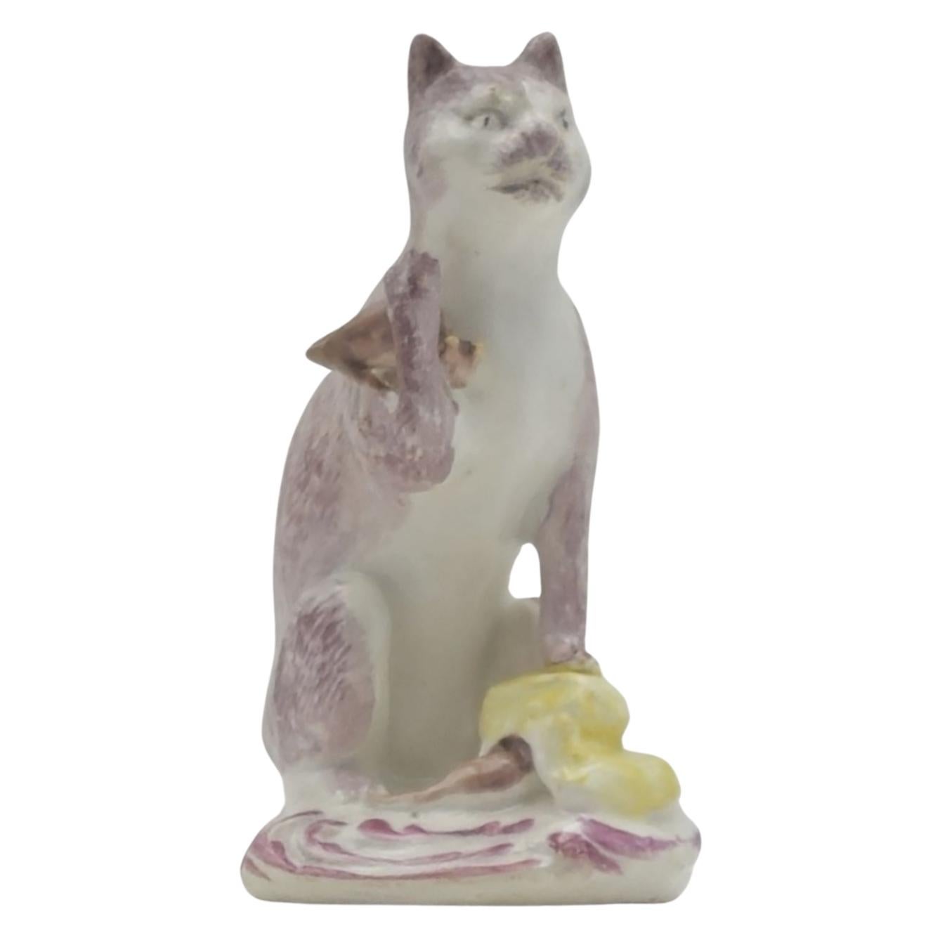 Inglese Gatto che tiene in mano un topo, Fabbrica di porcellana Bow, 1760 ca. in vendita