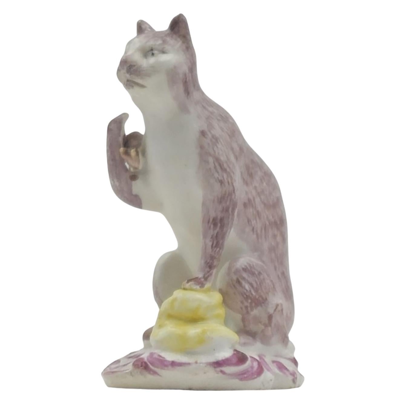 Gatto che tiene in mano un topo, Fabbrica di porcellana Bow, 1760 ca. In condizioni ottime in vendita a Melbourne, Victoria