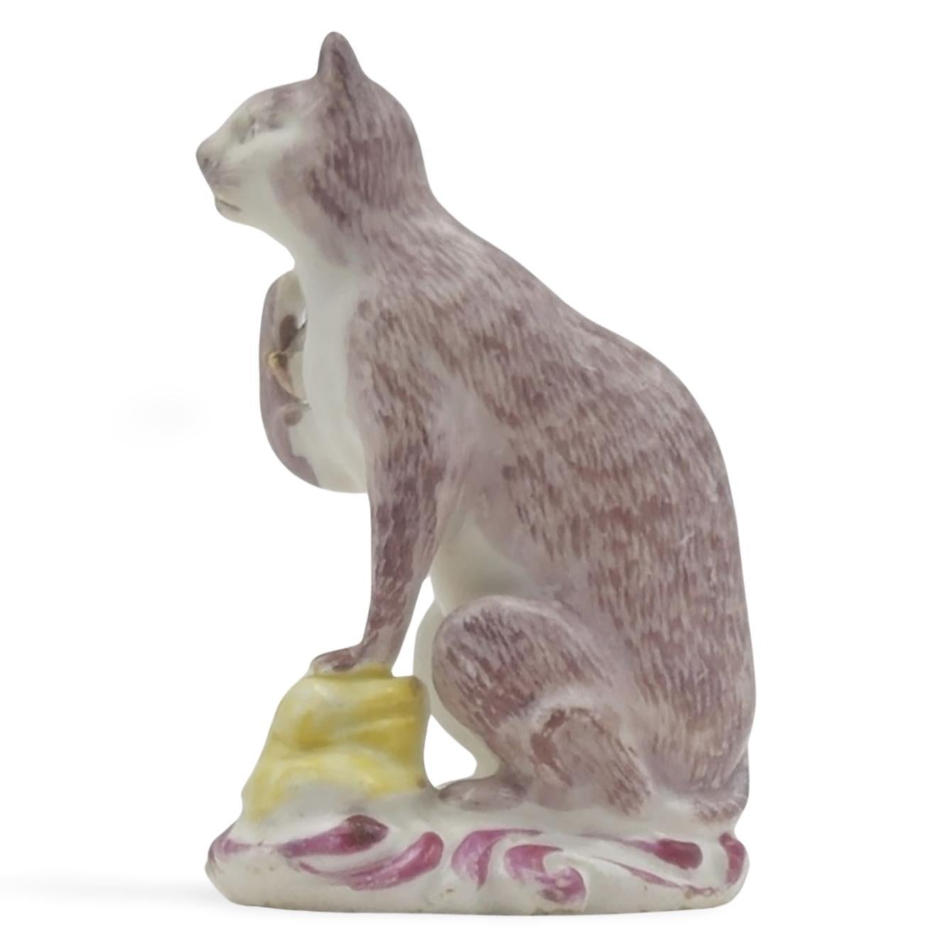 XVIII secolo Gatto che tiene in mano un topo, Fabbrica di porcellana Bow, 1760 ca. in vendita