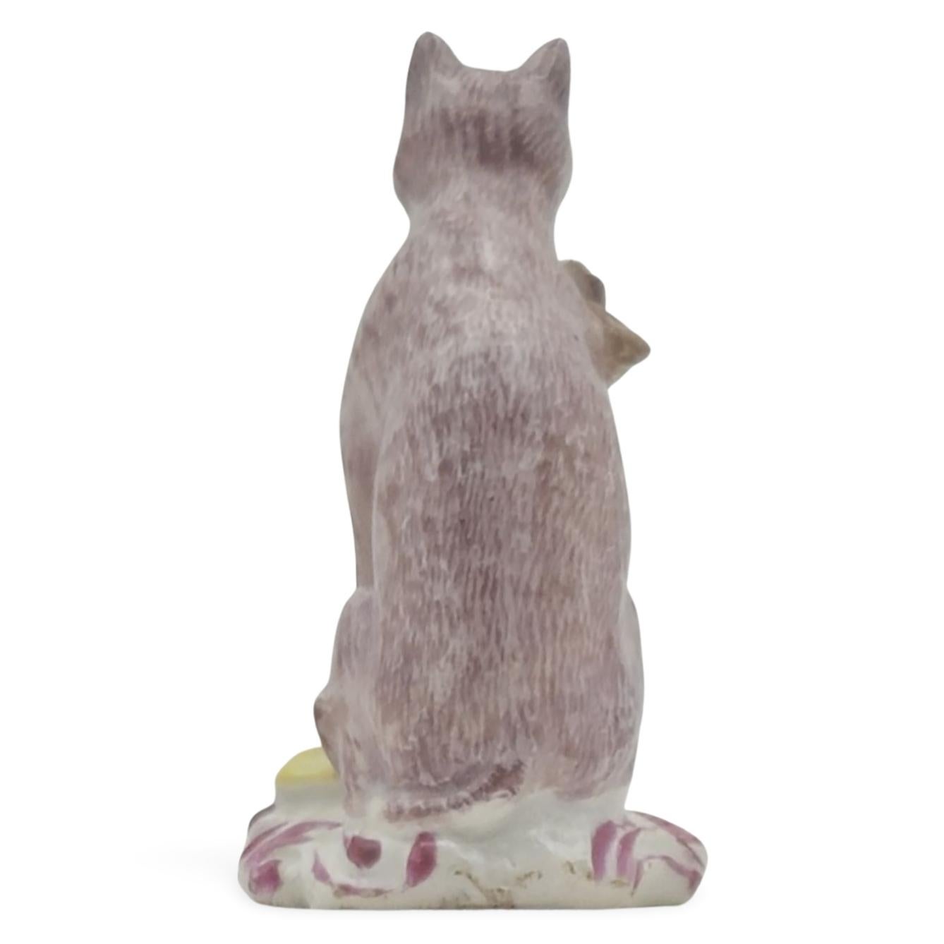 Gatto che tiene in mano un topo, Fabbrica di porcellana Bow, 1760 ca. in vendita 1
