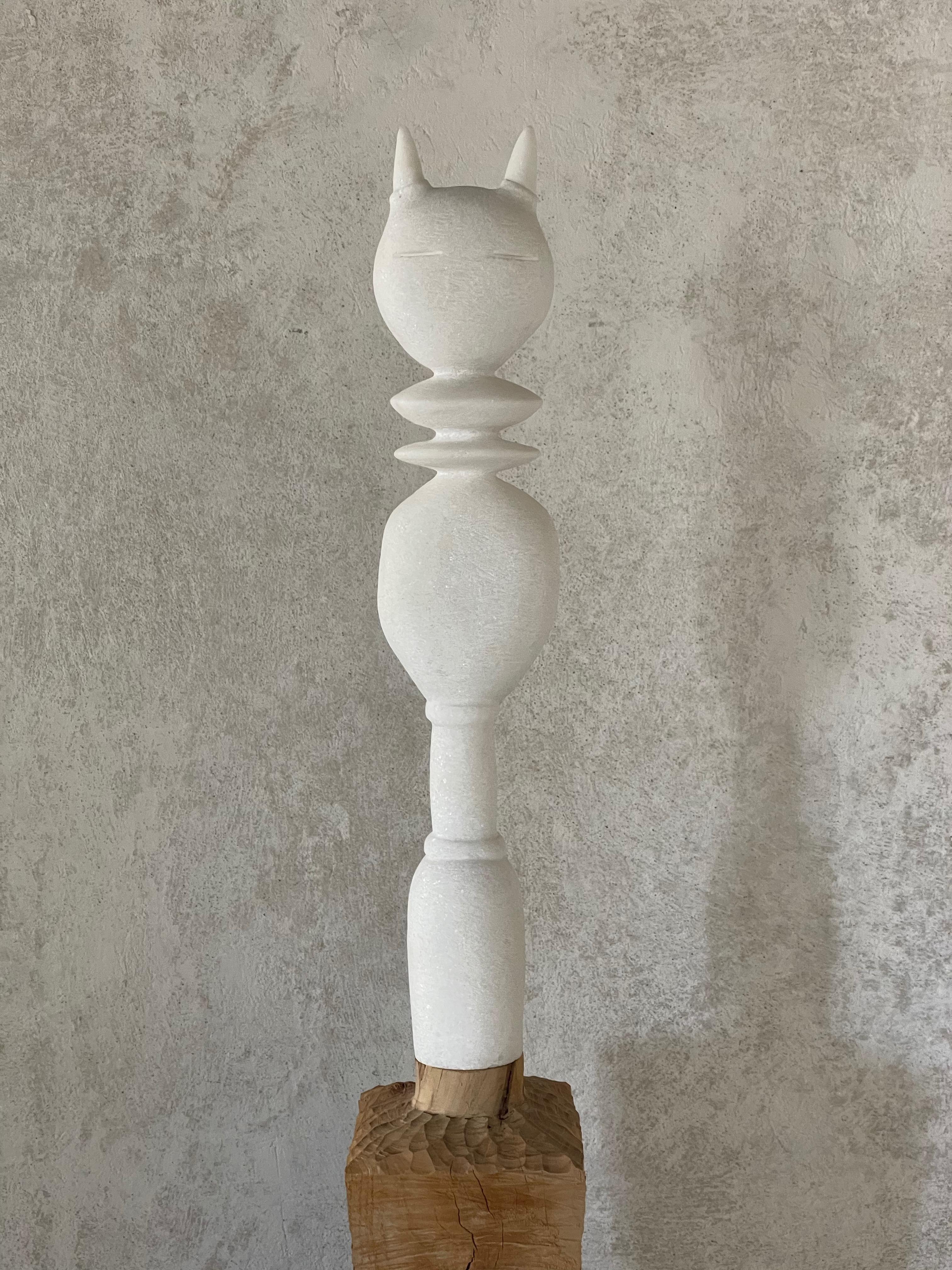 Cat King, Marble Sculpture by Tom Von Kaenel In New Condition For Sale In Geneve, CH