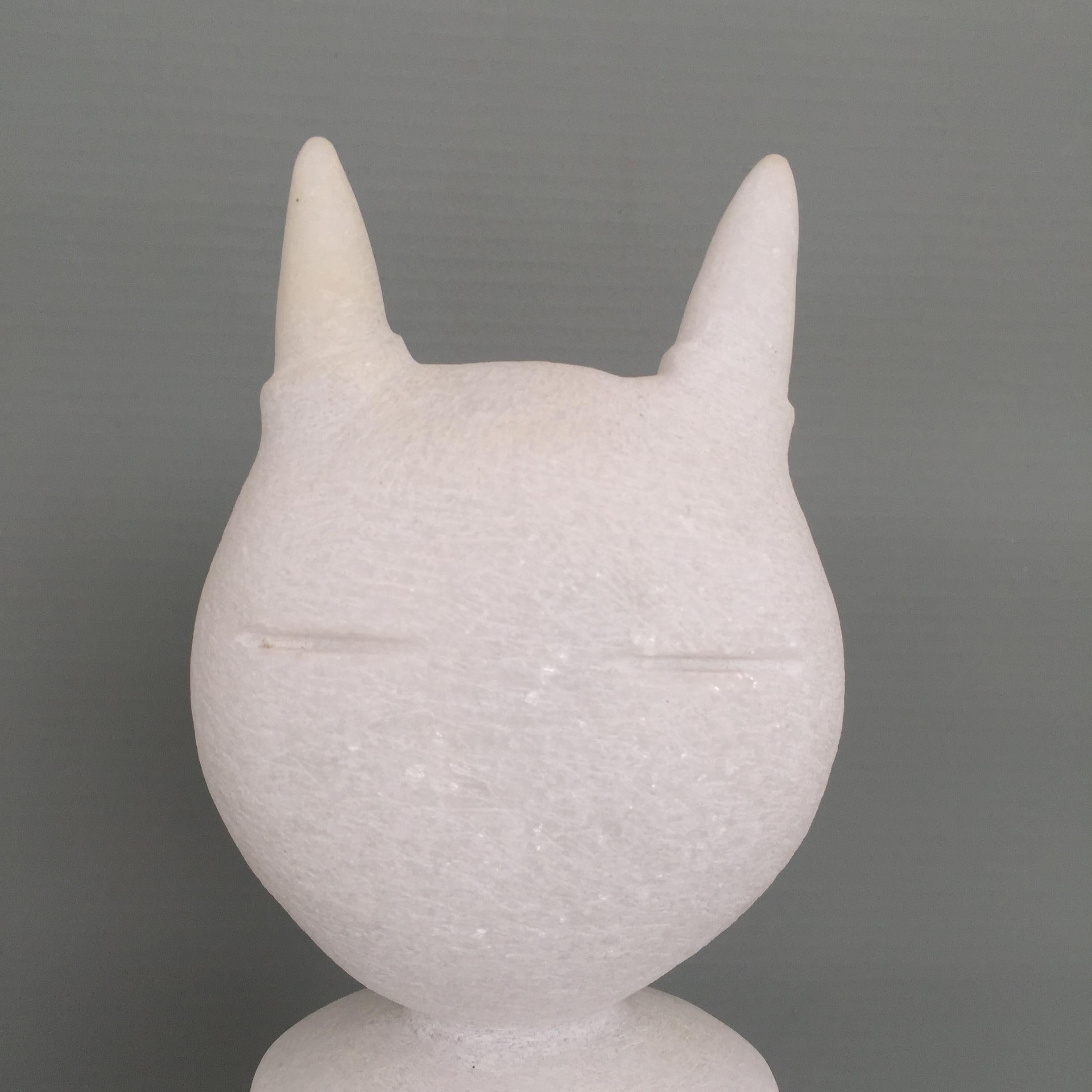 Seltene Naxian-Marmorskulptur von Tom von Kaenel, Katzenkönig (Moderne) im Angebot