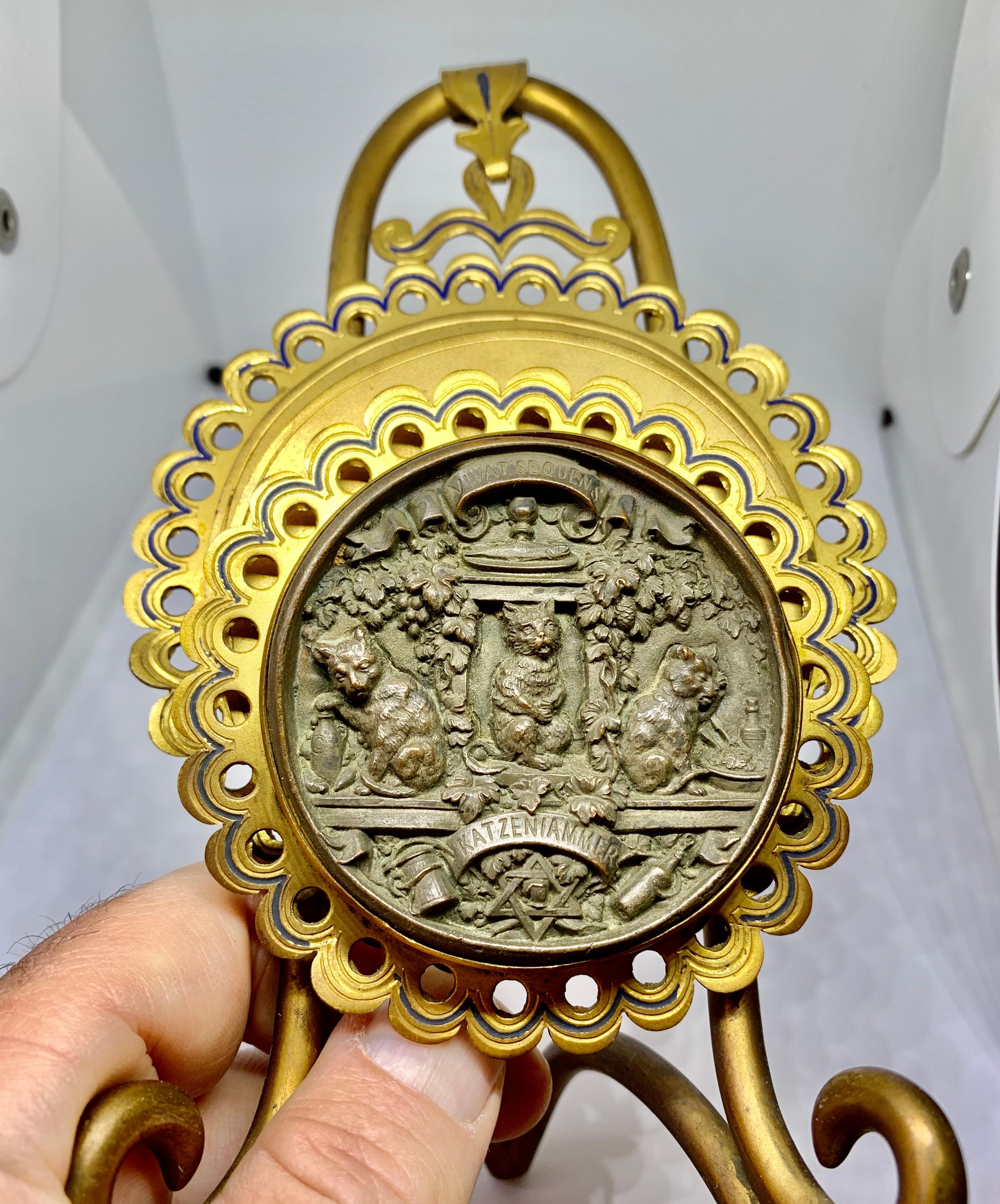 Dies ist eine hervorragende antike österreichische Wiener Bronze (Bronze de Vienne, Wiener Bronze, kalt bemalte Bronze) Briefhalter.  Die Bronzetafel auf der Vorderseite zeigt ein Trio von Kätzchen, die umgeben von Weinreben und Flaschen fressen und