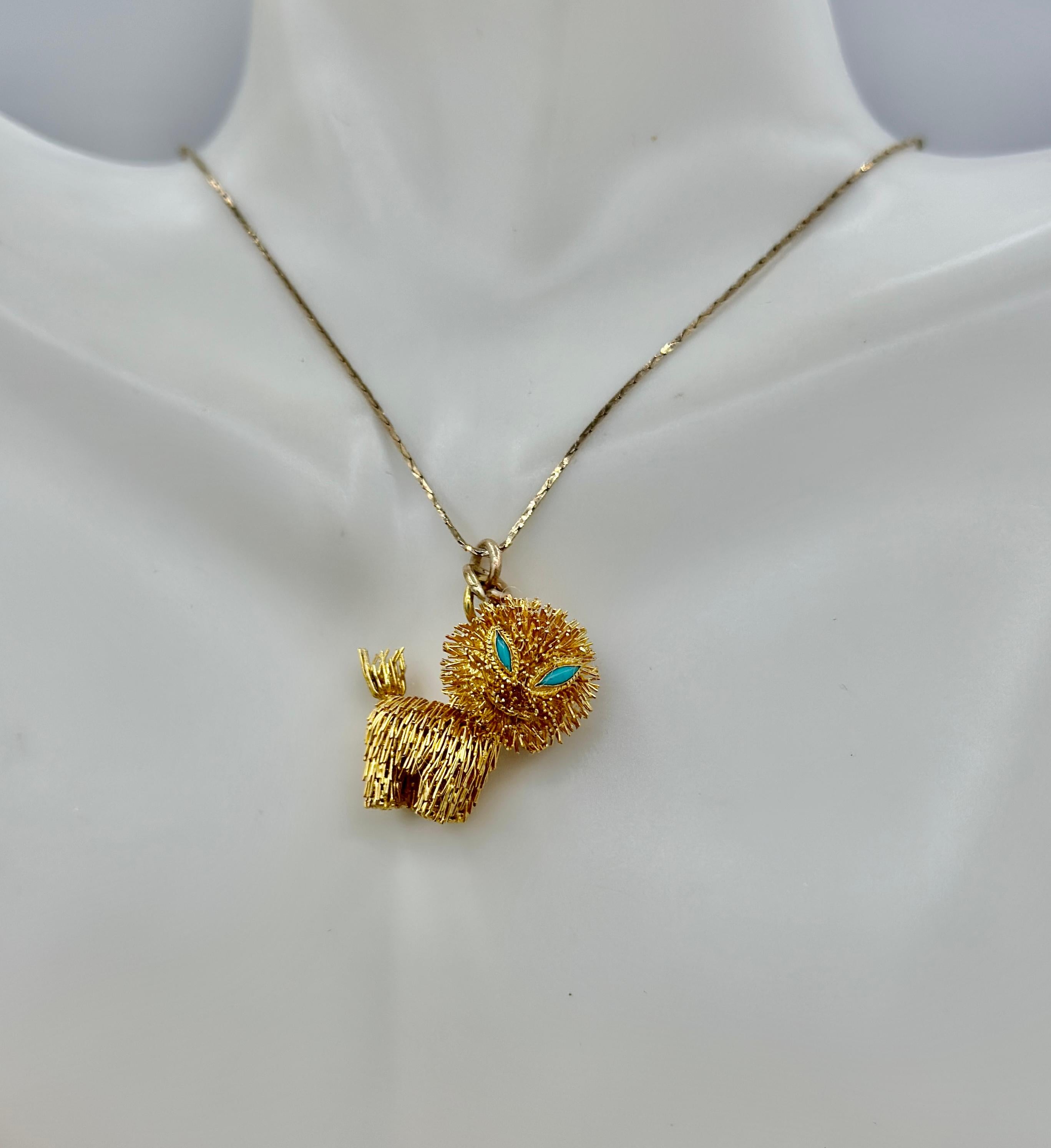 Offrez-vous un adorable pendentif ou breloque en or 14 carats représentant un chat ou un chaton en turquoise rétro et moderne du milieu du siècle.  Ce charmant chat ou chaton est doté d'un style et d'un design modernes du milieu du siècle !  Cet