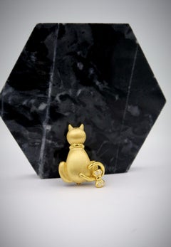 Cat Lover Wagging Tail Kitten w/ Diamond Ribbon Brooch Multitextured 18K Gold