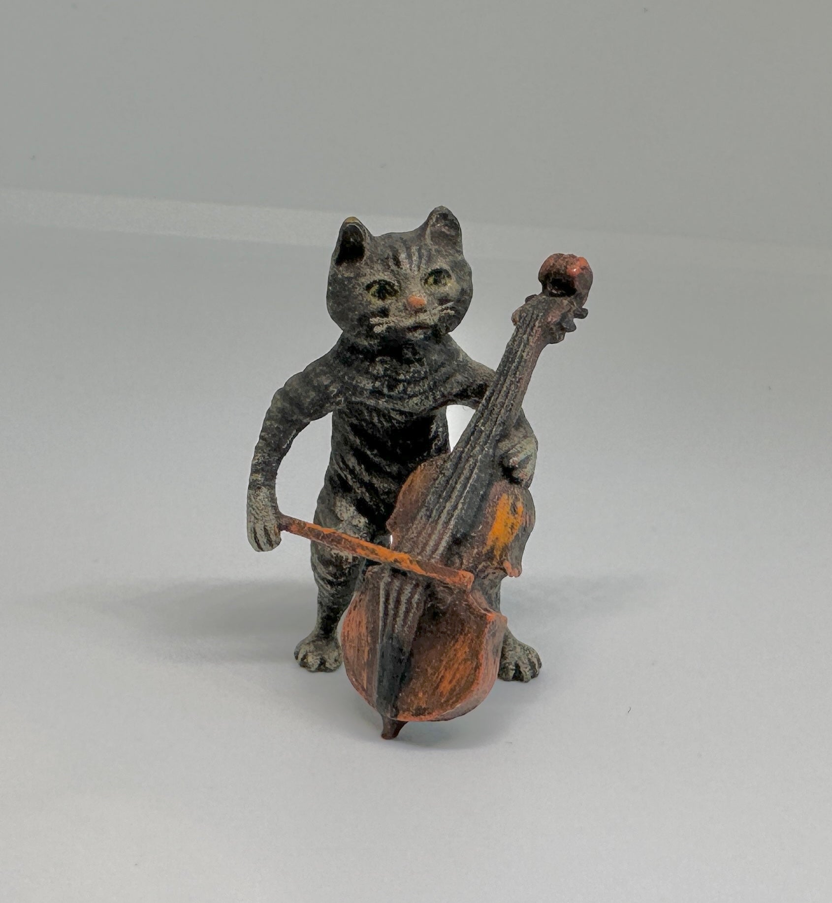 DIES IST EINE HERVORRAGENDE ANTIKE ÖSTERREICHISCHE WIENER BRONZE EINER KATZE ODER KÄTZCHEN MUSIKER SPIELEN EIN CELLO ODER BASIS.  DIE BRONZE STAMMT AUS DEM SPÄTEN 19. BIS FRÜHEN 20. JAHRHUNDERT UND IST EIN MEISTERWERK DER WIENER BRONZEKUNST.  DIE