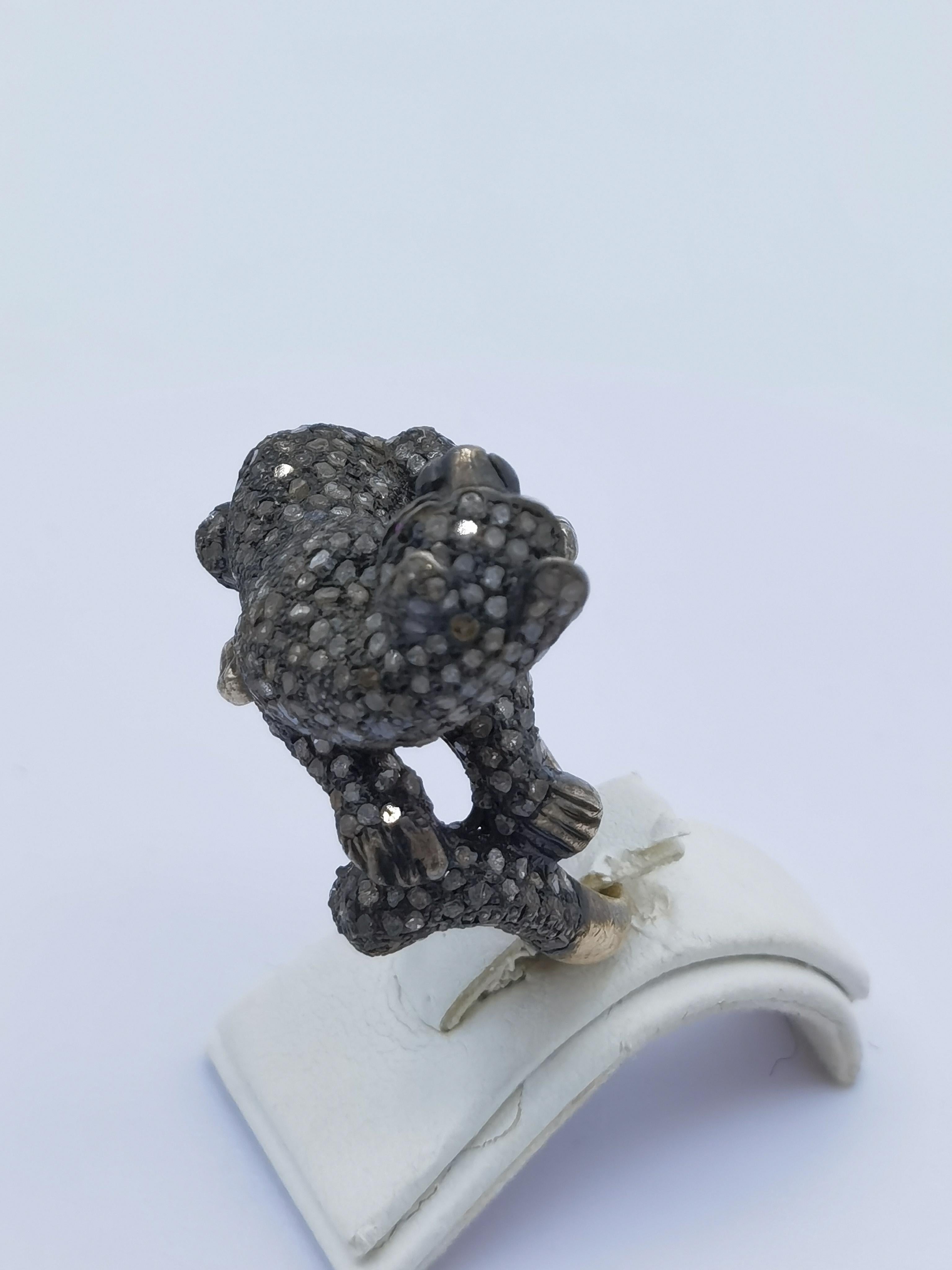 Este extraordinario anillo está realizado en Plata y se completa con diamantes de talla antigua ocupa y en los ojos hay Rubíes 
tamaño es 56
el peso es de 14,7 gramos
en la parte superior el gato mide 26 mm
