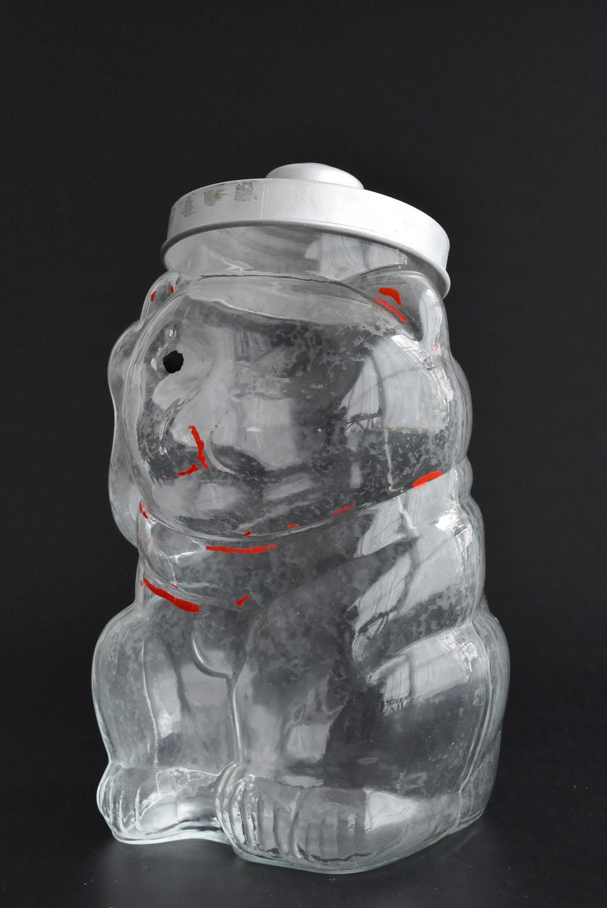 A cat-shaped glass container made around the middle of the Showa period after World War II.

This is a jar that originally holds sweets.
It was used in a candy store.
The aluminum lid looks like a cat hat.
very cute.

This cat is called
