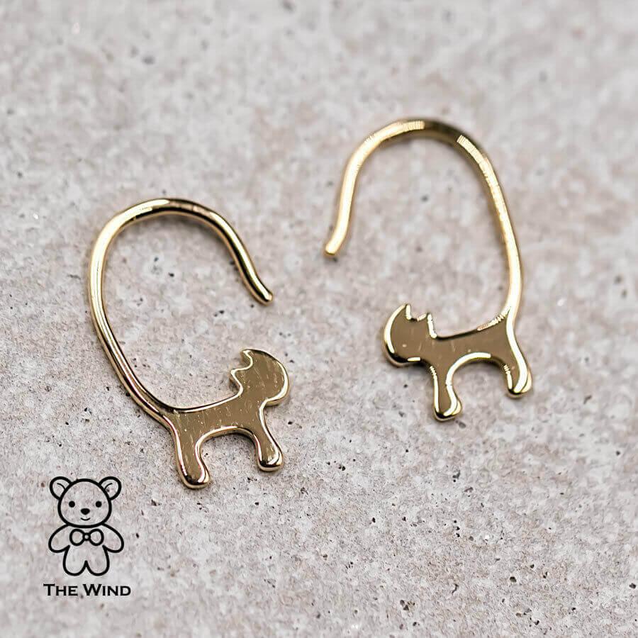 Arts and Crafts Boucles d'oreilles crochet de chat en or jaune 18 carats en vente