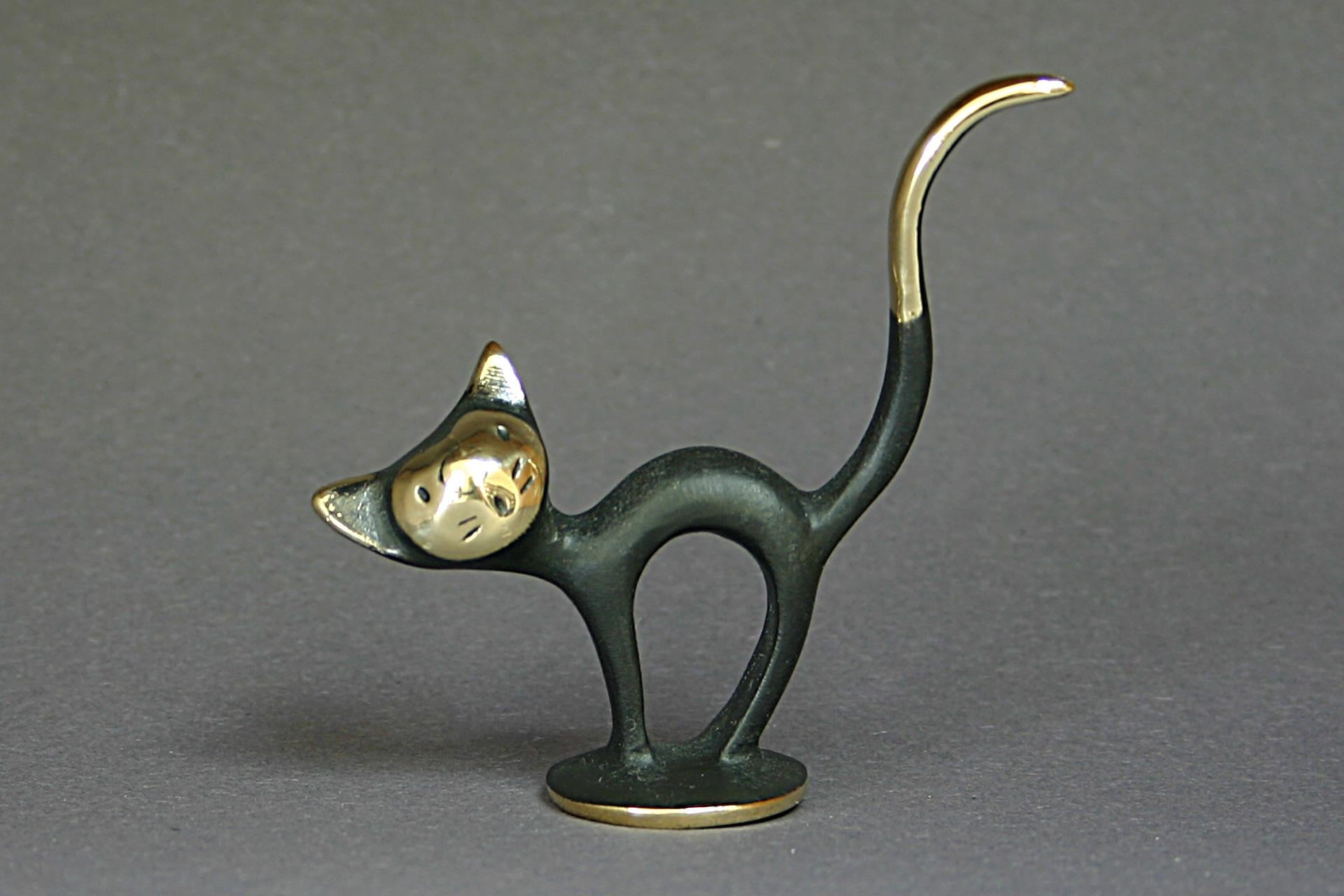This cat figurine was produced in Austria and is signed at the bottom: Bosse Austria. The piece comes together with a fabric pouch, including a certificate, too. Each figure is special in its own way and requires 14 work steps.
Model N° BO 47

In