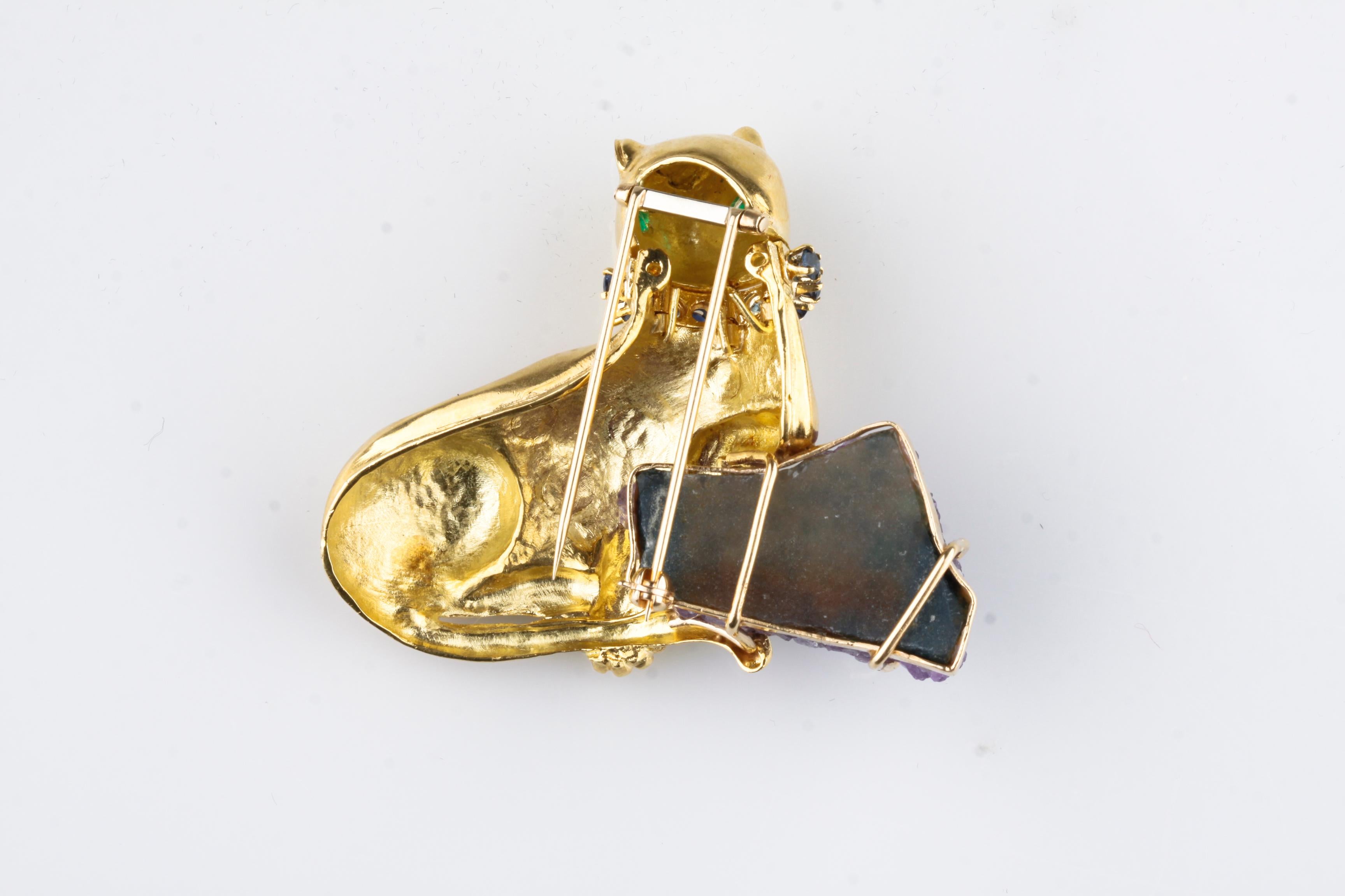 Modern Cat with Geode Amethyst, Sapphire and Emerald 18 Karat Yellow Gold Brooch For Sale