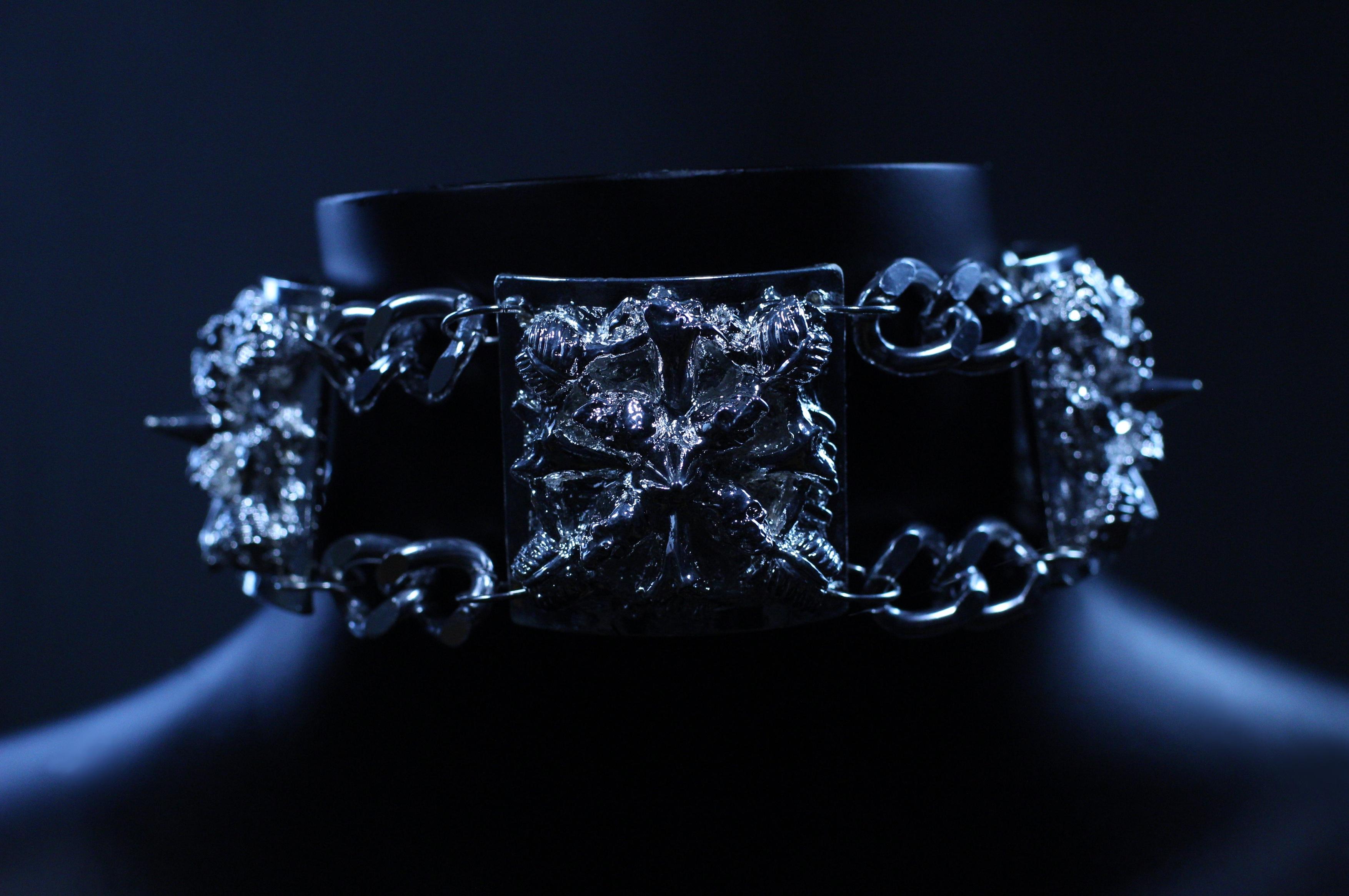 Catacombs Choker: Hand-sculpted Gothic Elegance in 24K Gold, By Angelis Blade In New Condition For Sale In Fleet, GB
