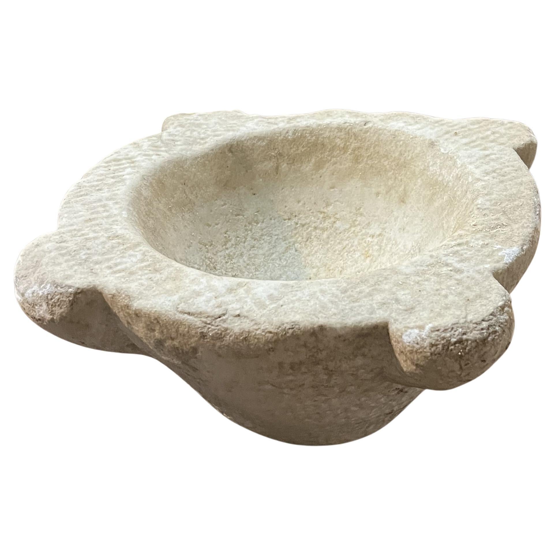 Un affascinante mortaio del XVIII secolo proveniente dalla regione catalana in Spagna. Splendidamente scolpito nella pietra. Un meraviglioso accessorio per ogni cucina, bagno o tavolo. 