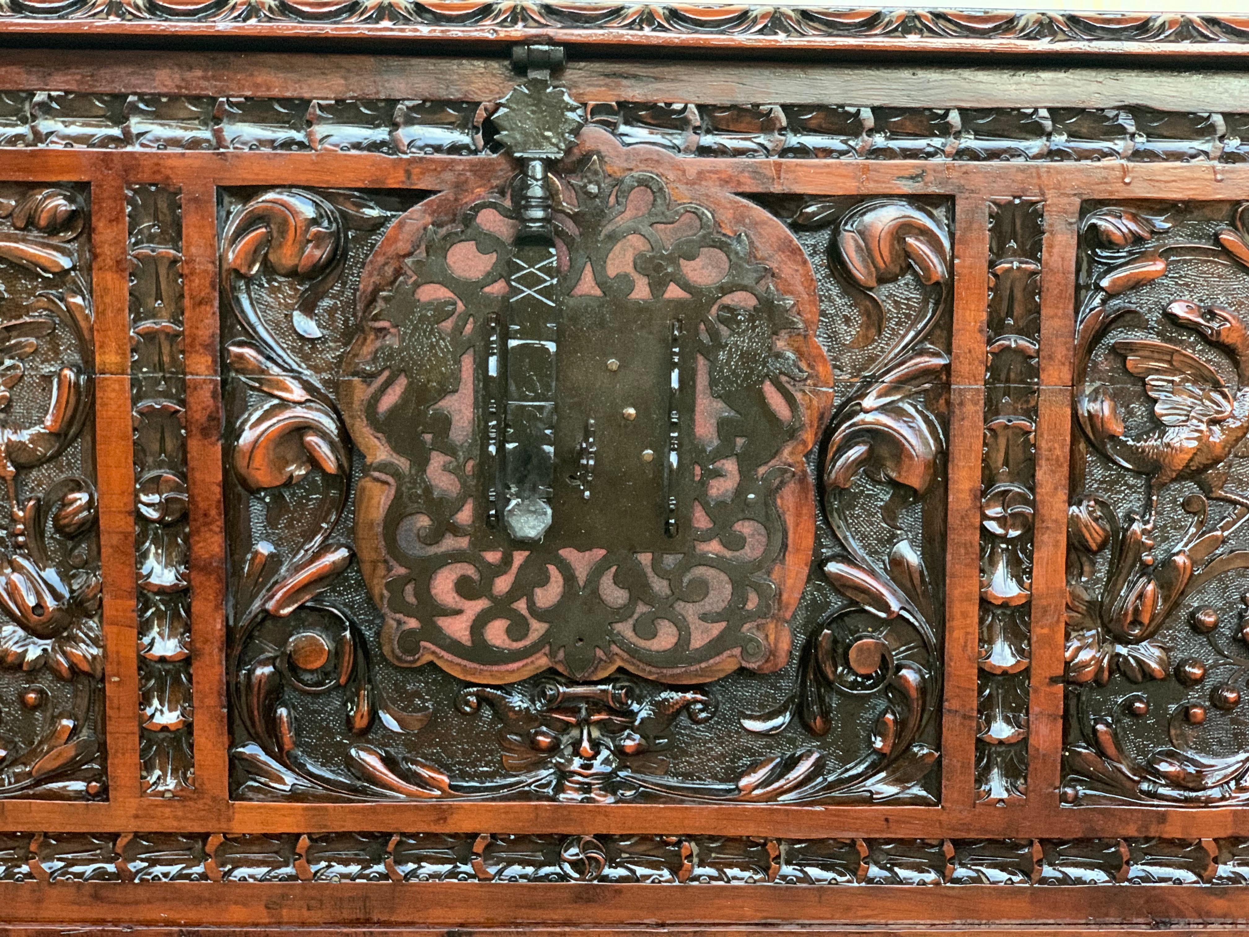 Cassone o Baúl Barroco Catalán de Nogal Tallado, S. XVIII Terciopelo en venta