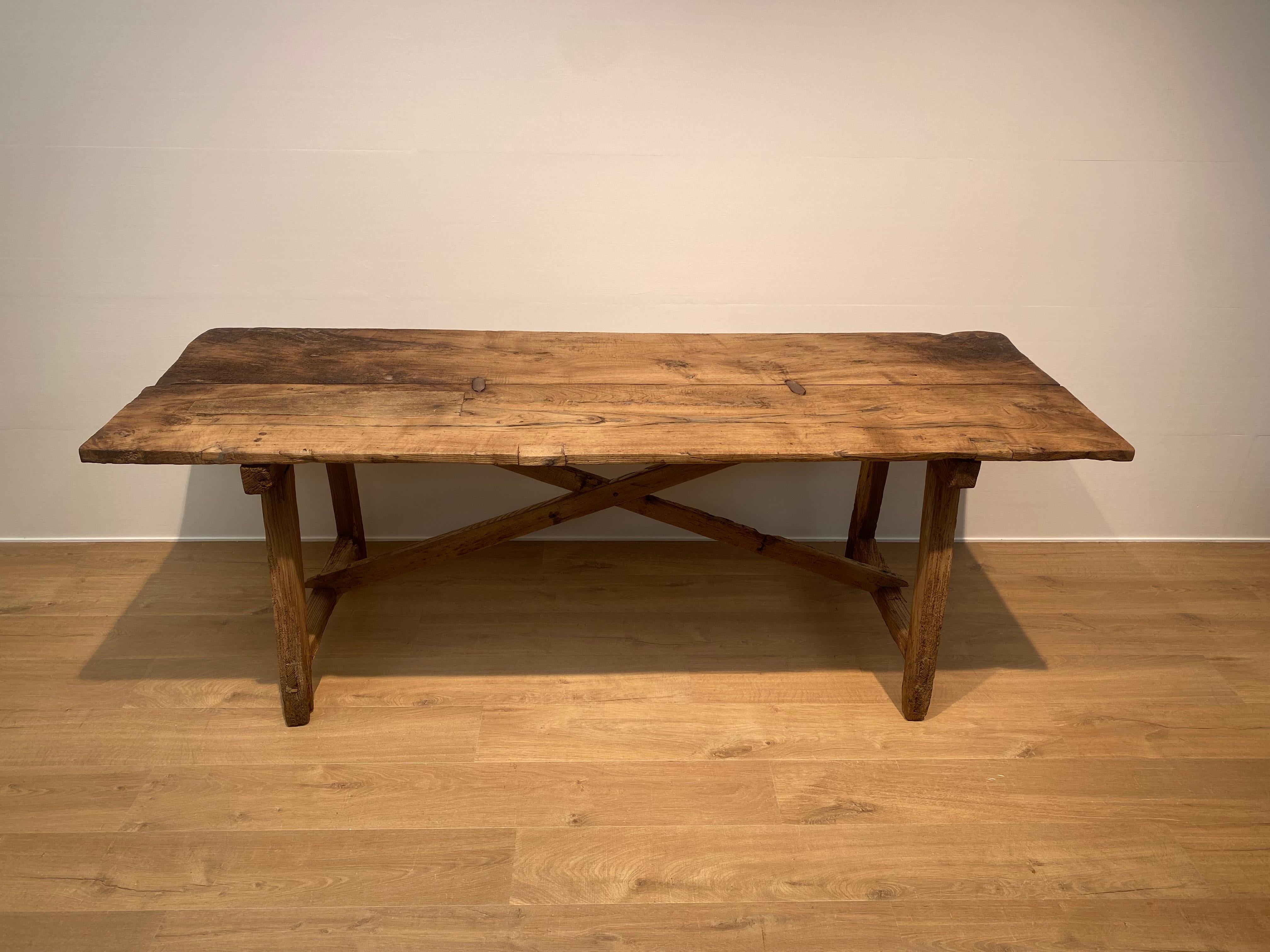 Table antique espagnole brutaliste en bois de châtaignier blanchi,
La table provient de la cuisine d'une ferme catalane datant d'environ 1850,
belle patine et brillance du bois de châtaignier mi-brun,
Les anciennes restaurations en fer sont encore