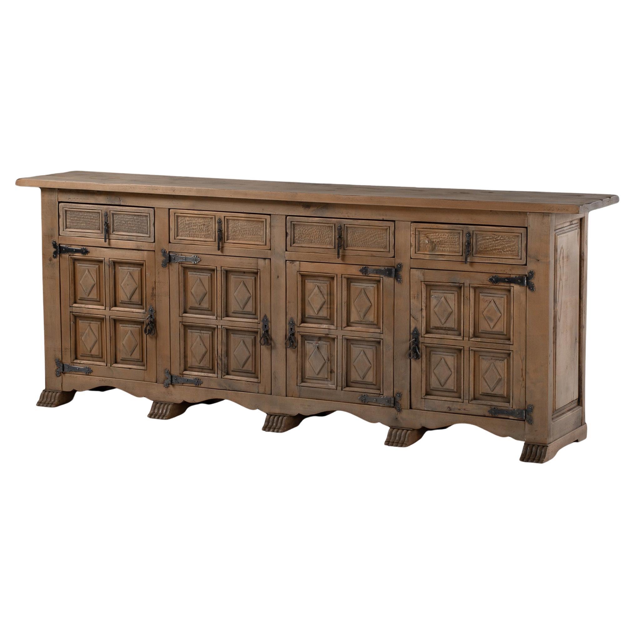 Buffet catalan en noyer sculpté, années 1940