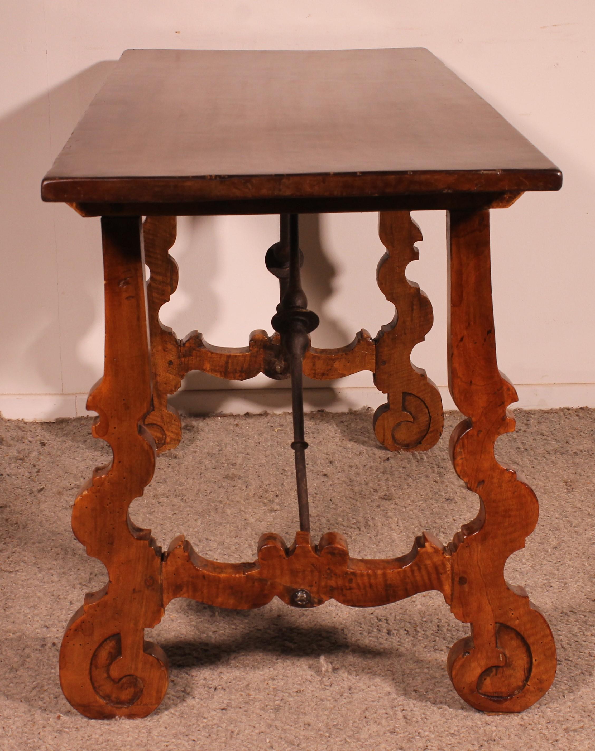 Spanish Catalan Console In Walnut -18th Century - Spain For Sale