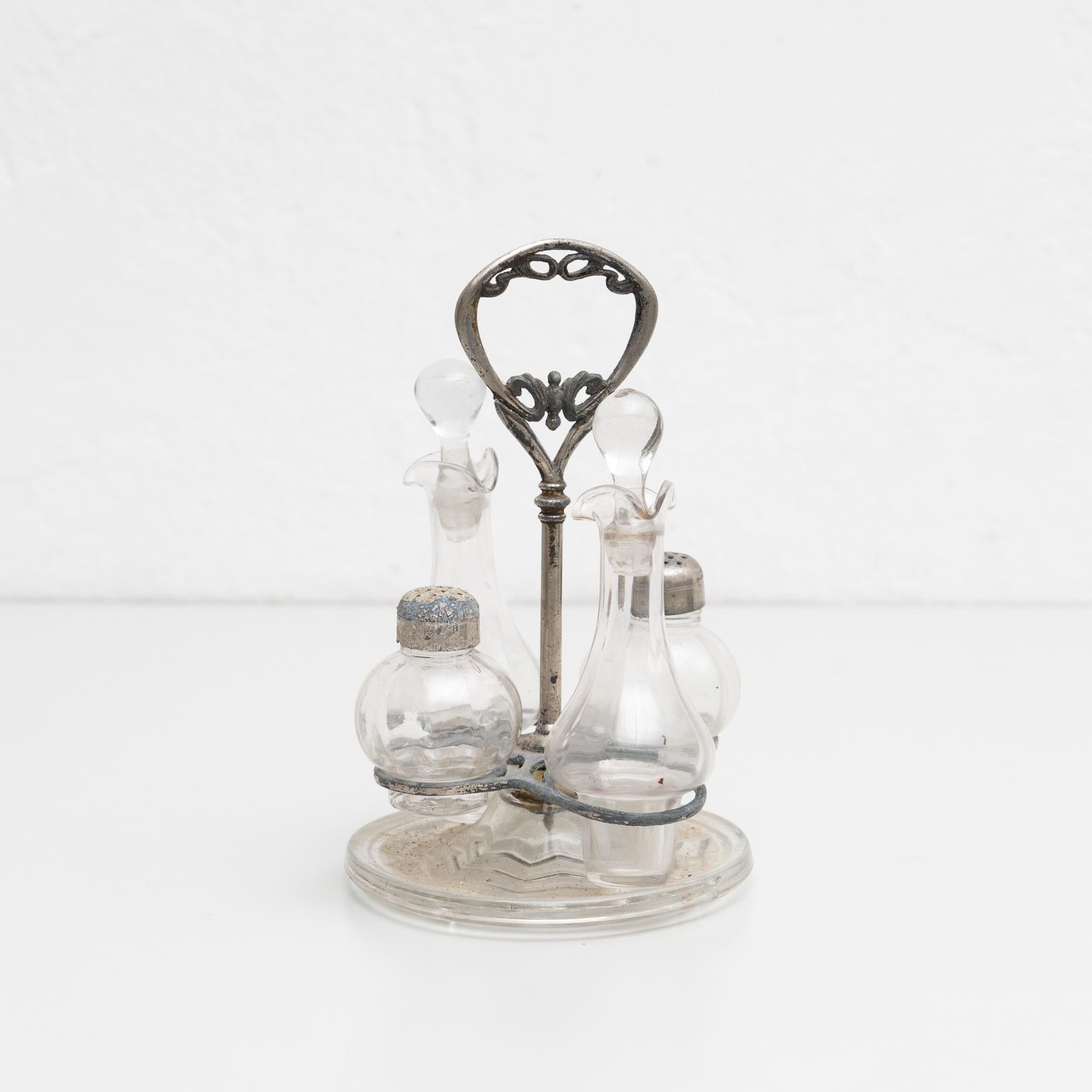 Set de burettes catalanes en métal et en verre.     Fabriqué en Espagne, vers 1940    En état d'origine, avec de légères usures dues à l'âge et à l'utilisation, préservant une belle patine.    Matériau :  Verre  Métal.