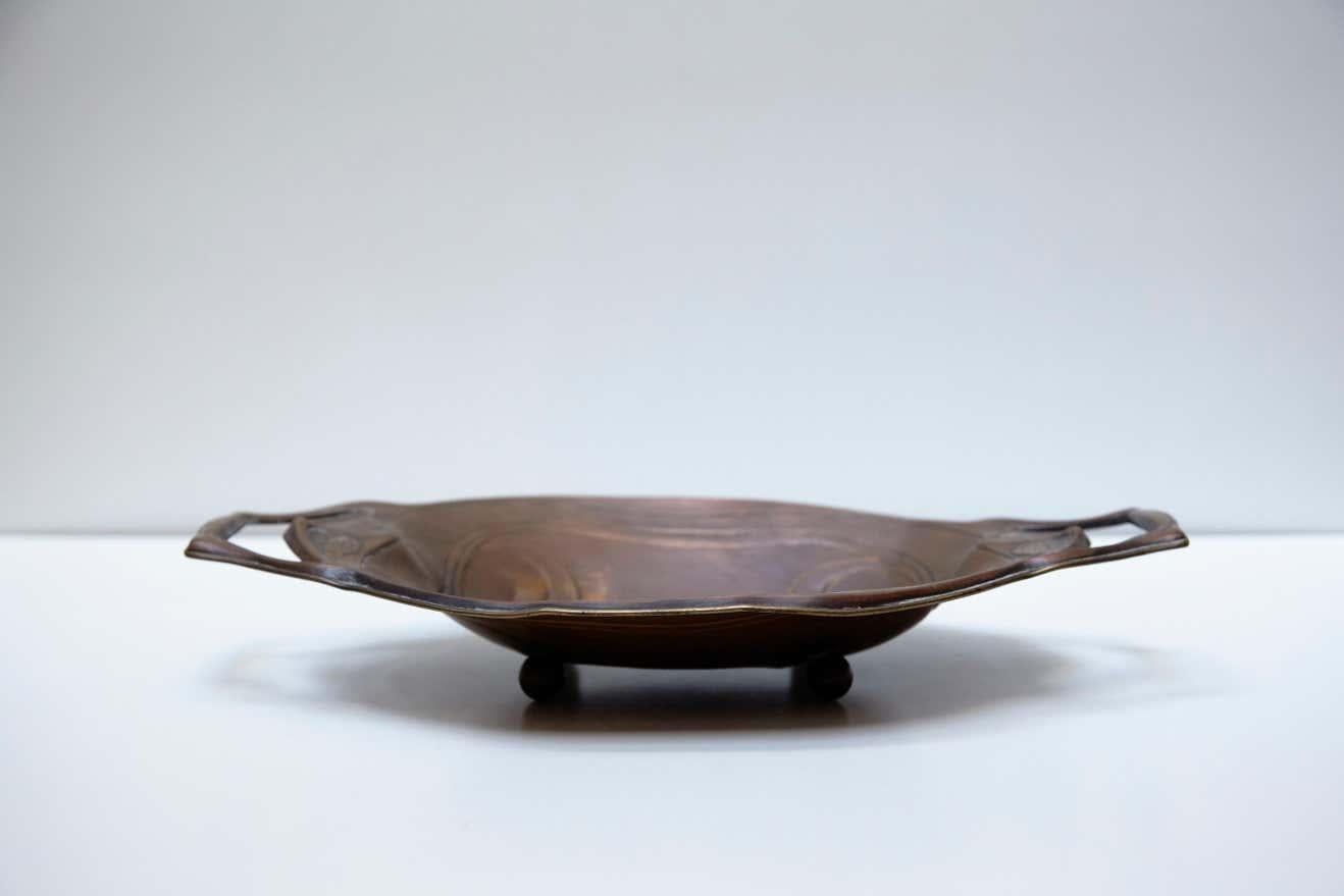Bandeja modernista catalana de cobre.  Fabricado en Barcelona, hacia 1920.    En su estado original, con pequeños desgastes propios de la edad y el uso, conserva una hermosa pátina.