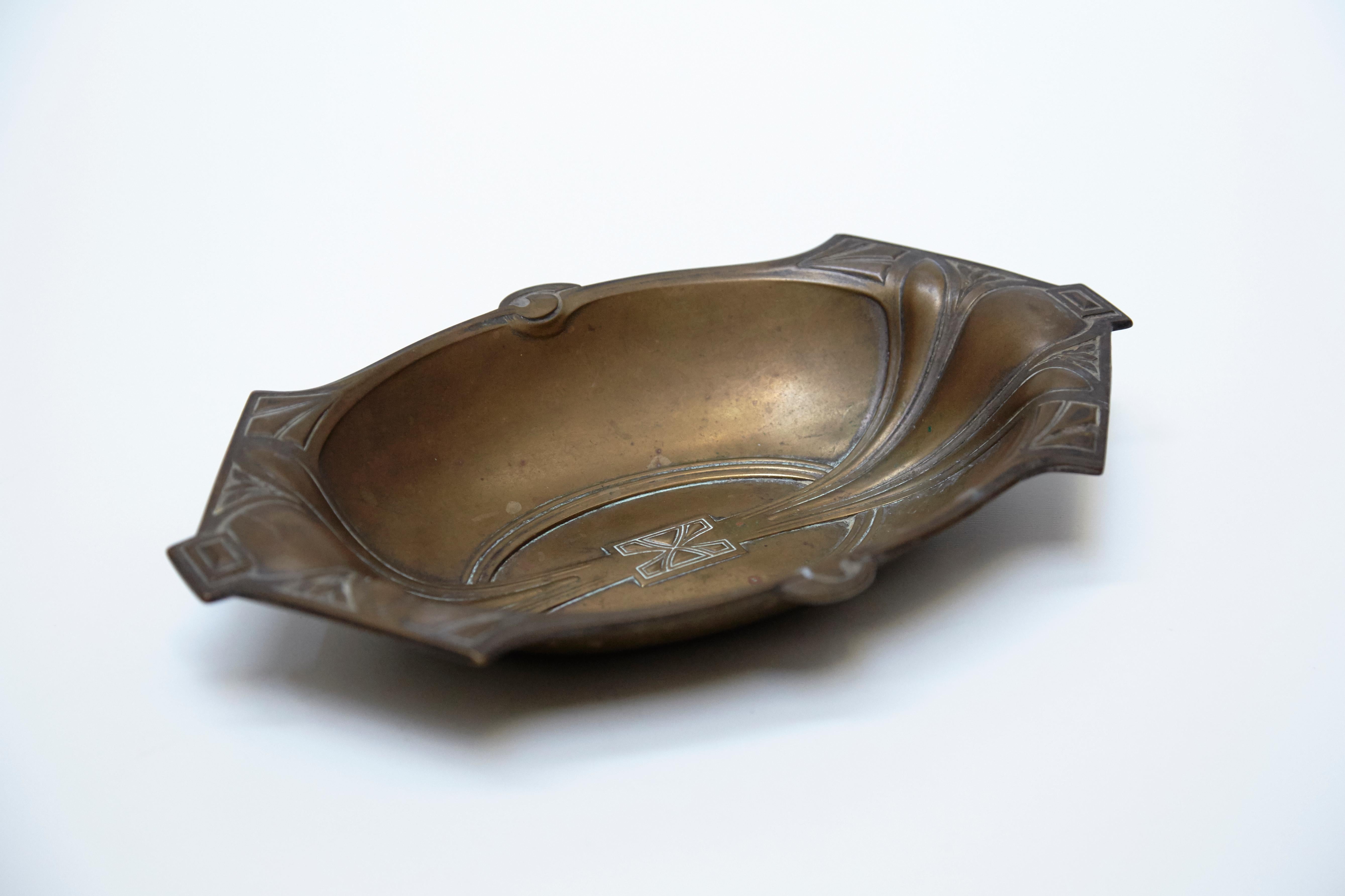 Catalan modernist copper tray.
Manufactured in Barcelona, circa 1920.

In original condition with minor wear consistent of age and use, preserving a beautiful patina.

Measures: 3.5 H x 25 x 15 cm.