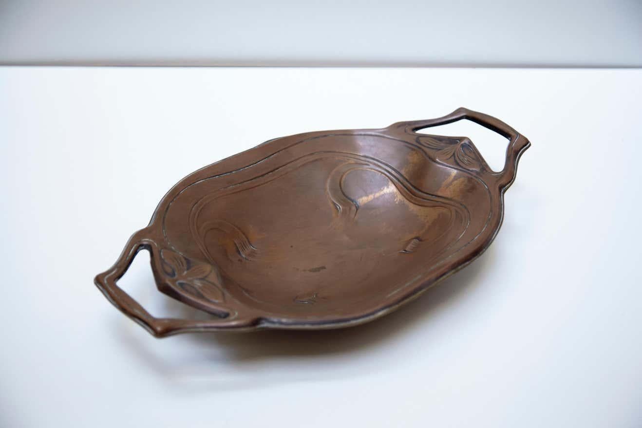 Bandeja modernista catalana de cobre de Barcelona, hacia 1920 Art Decó en venta