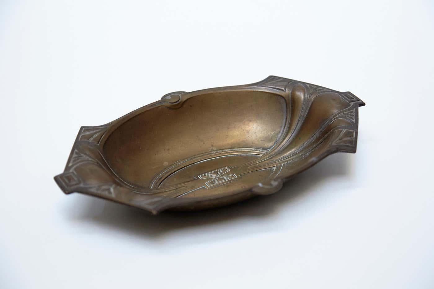 Bandeja modernista catalana de cobre.
Fabricado en Barcelona, hacia 1920.

En su estado original, con pequeños desgastes propios de la edad y el uso, conserva una hermosa pátina.

Medidas: 3,5 H x 25 x 15 cm.