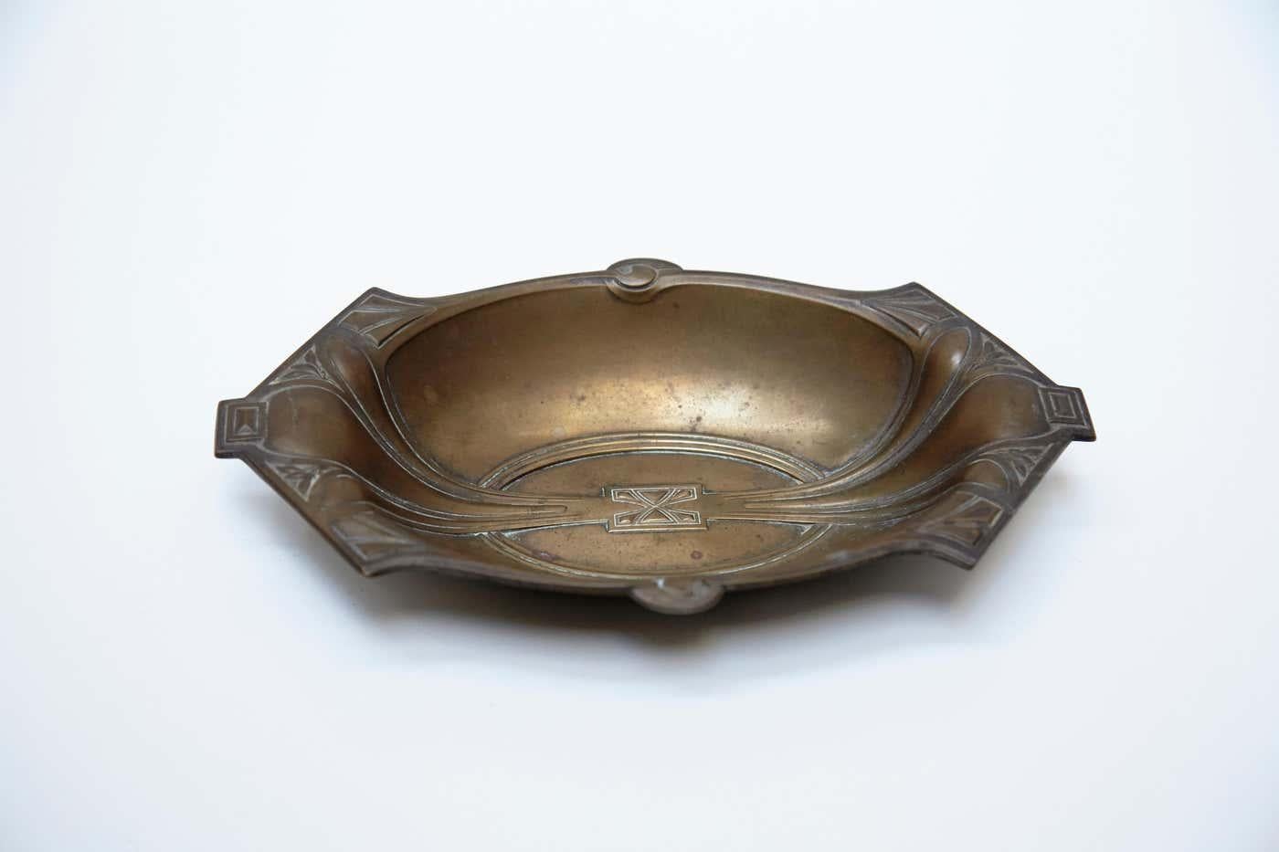 Bandeja modernista catalana de cobre de Barcelona, hacia 1930 Artes y manualidades en venta