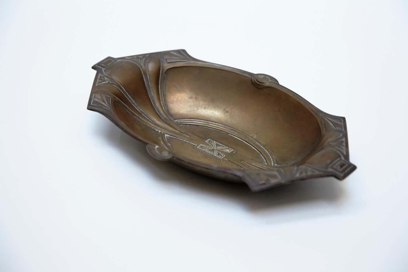 Bandeja modernista catalana de cobre de Barcelona, hacia 1930 mediados del siglo XX en venta