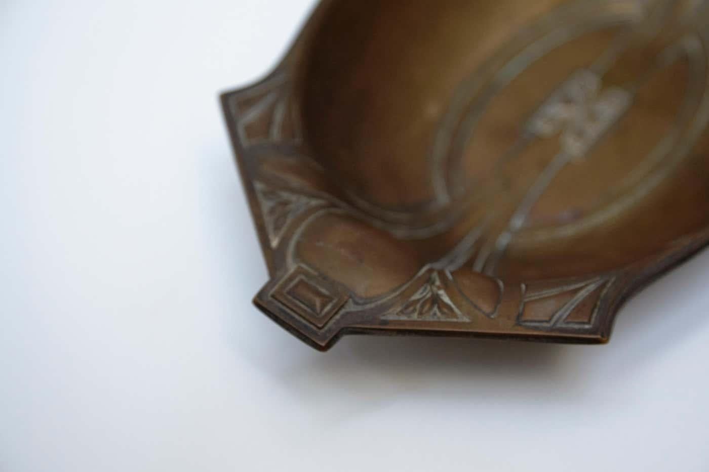 Bandeja modernista catalana de cobre de Barcelona, hacia 1930 en venta 1