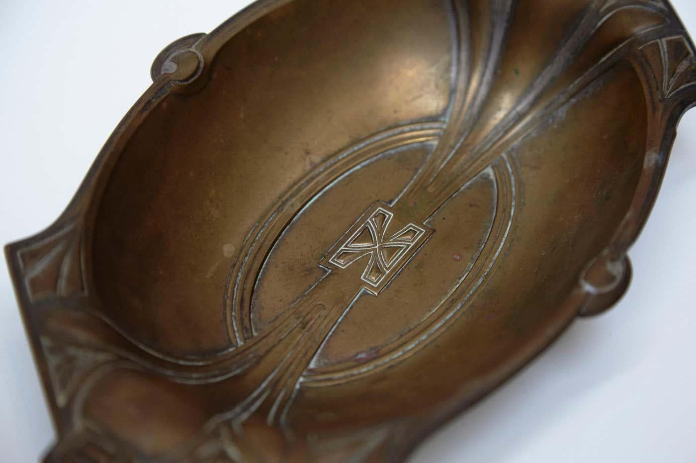 Bandeja modernista catalana de cobre de Barcelona, hacia 1930 en venta 2