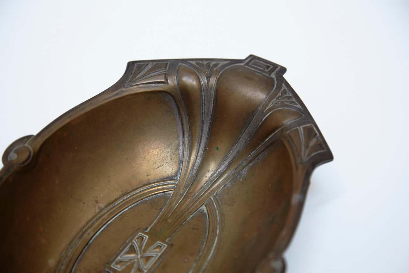 Bandeja modernista catalana de cobre de Barcelona, hacia 1930 en venta 3