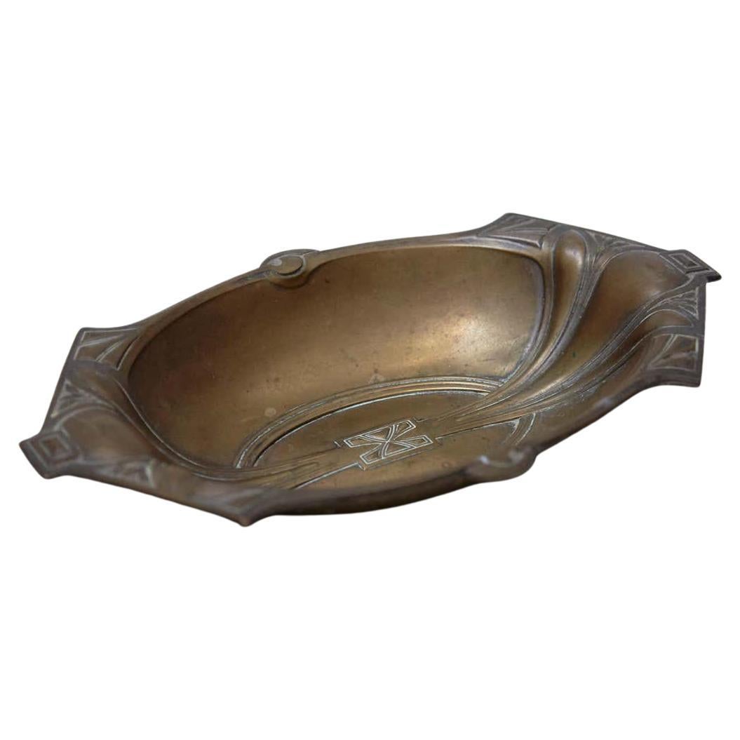 Bandeja modernista catalana de cobre de Barcelona, hacia 1930 en venta